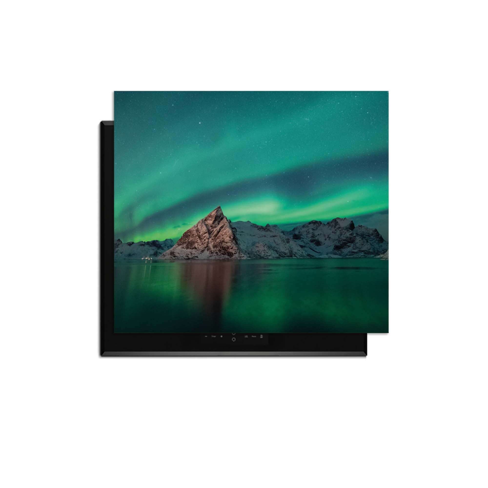 Arctic Aurora – Inductie Beschermer met noorderlicht en bergen, een magische keukenaccessoire.