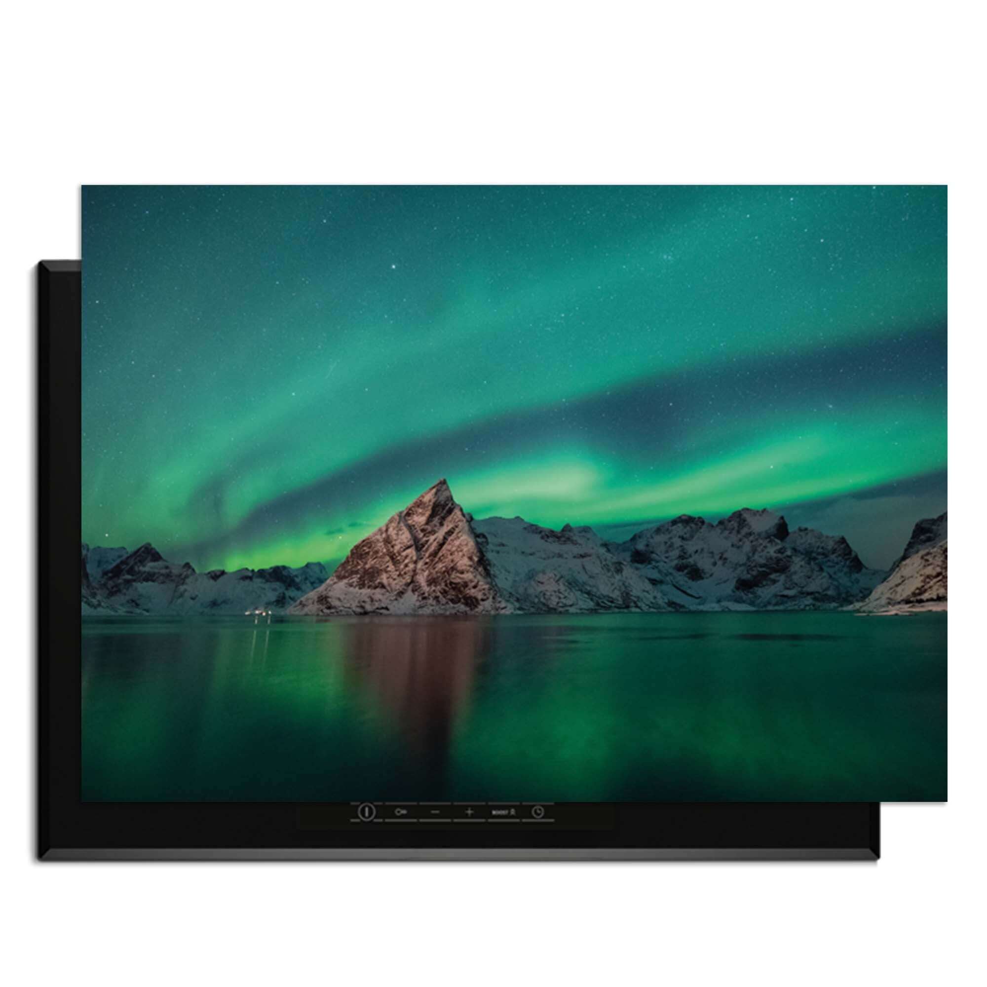 Arctic Aurora – Inductie Beschermer met een betoverend landschap van het noorderlicht en bergen.