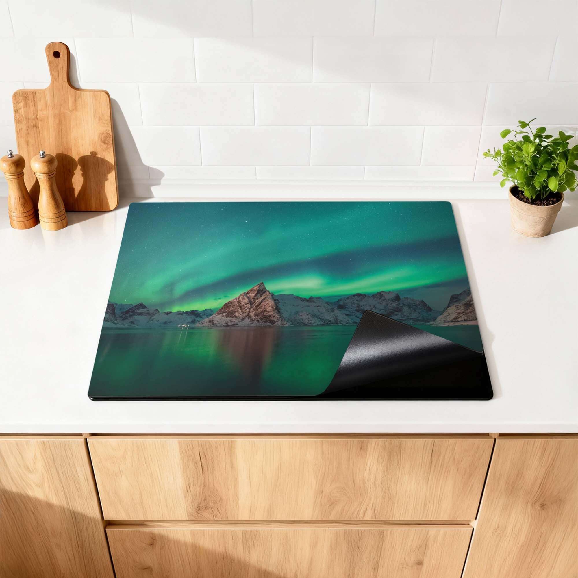 Arctic Aurora – Inductie Beschermer met een betoverend noorderlicht design op een keukenblad.