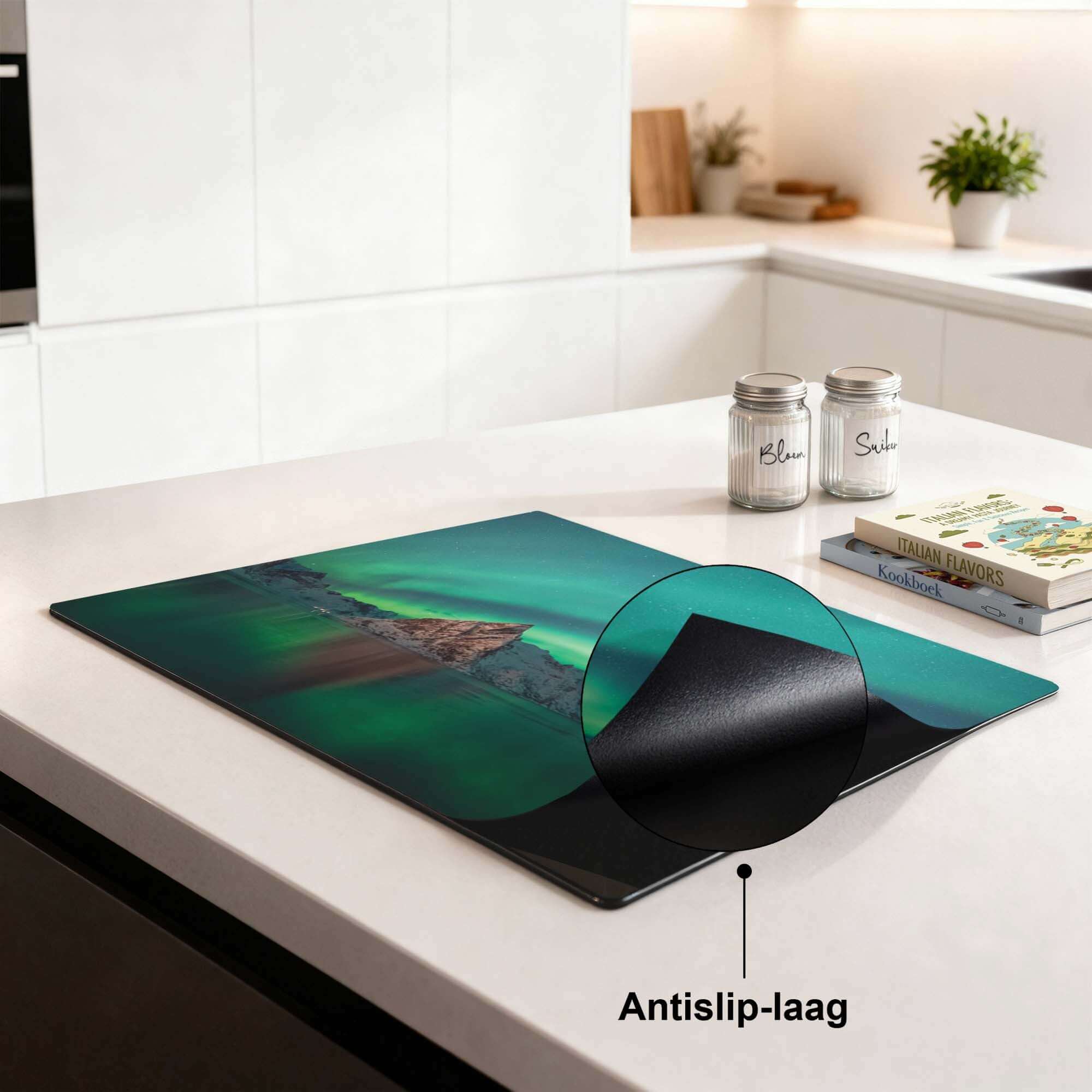 Arctic Aurora – Inductie Beschermer met antislip-laag op een moderne keukentafel.
