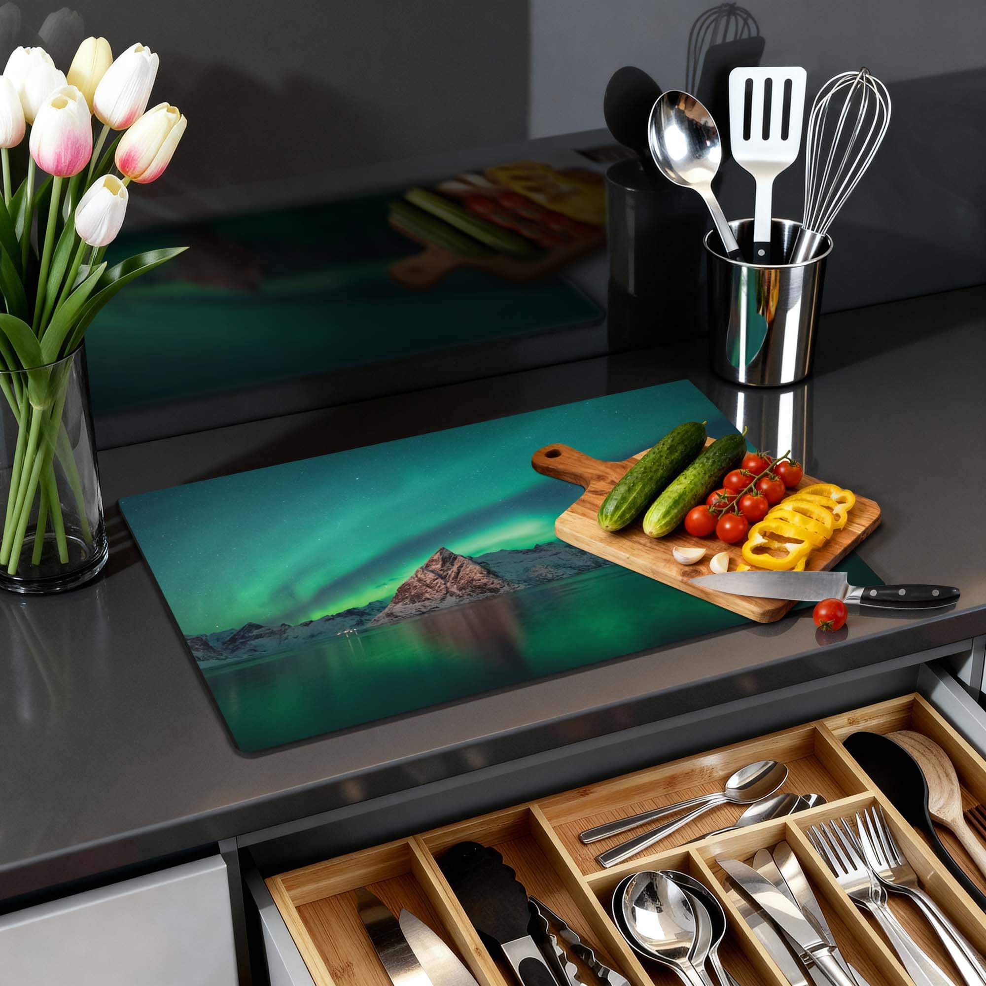 Arctic Aurora – Inductie Beschermer met noorderlicht stijl, groenten en keukengerei in een moderne keuken.