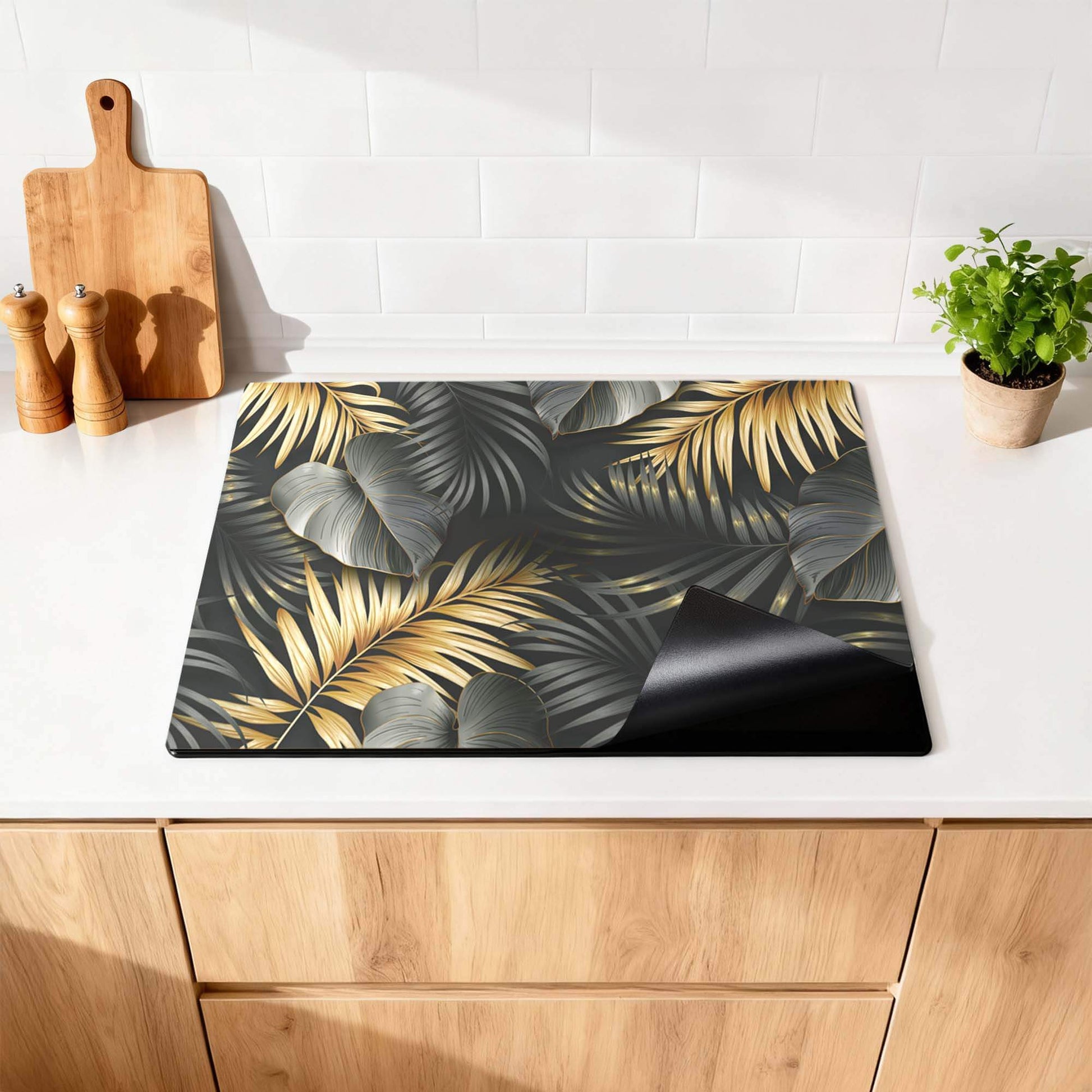 Golden Palms – Inductie Beschermer met gouden en zilvergrijze palmblaadjes in luxe keuken.