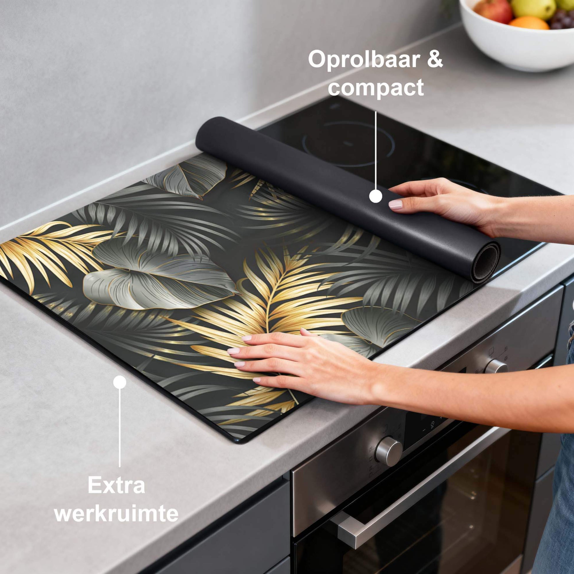 Golden Palms – Inductie Beschermer op de keuken, met luxe palmblaadjes en een oprolbaar, compact ontwerp.
