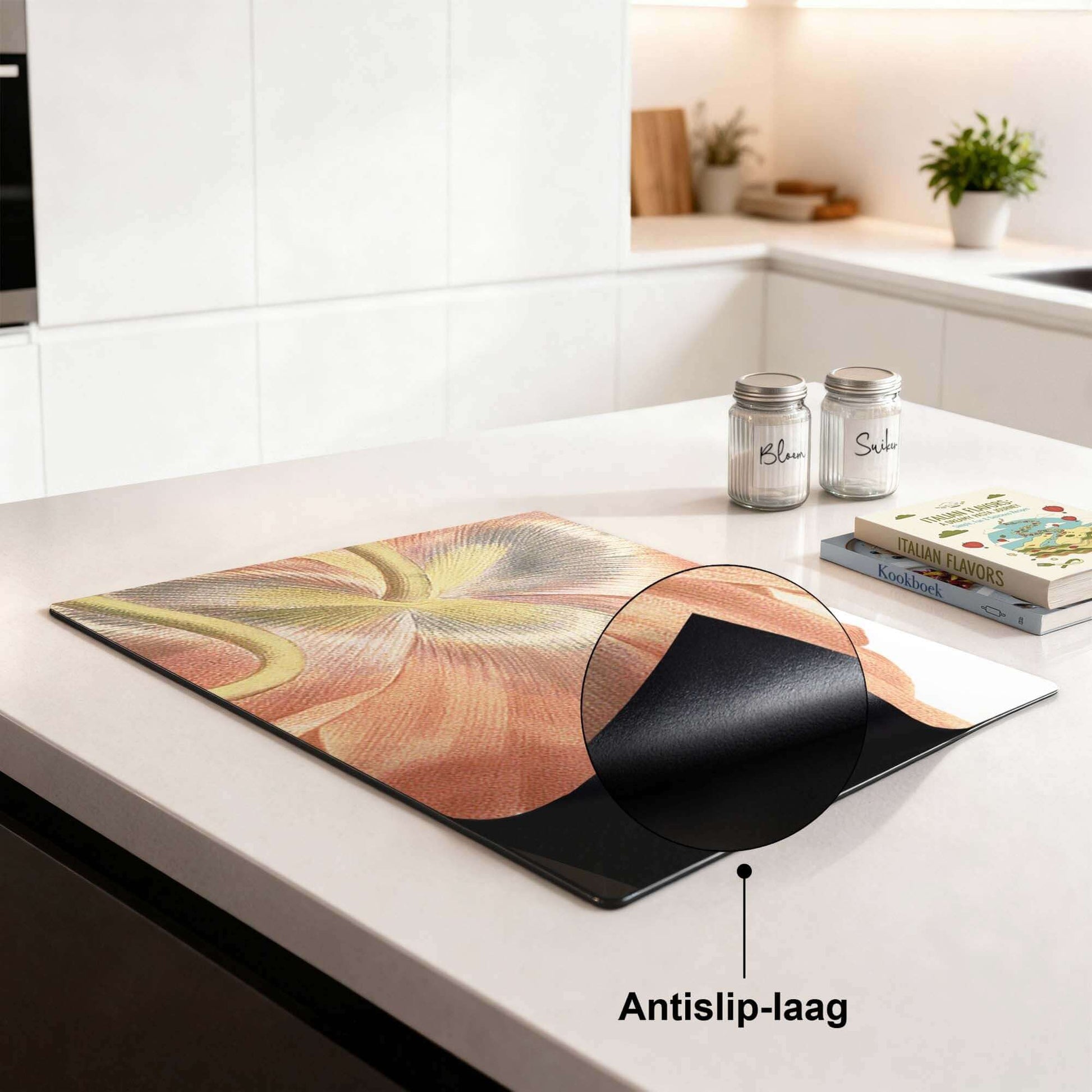 Poppy Bloom – Inductie Beschermer op een keukenblad met antislip-laag voor extra grip.