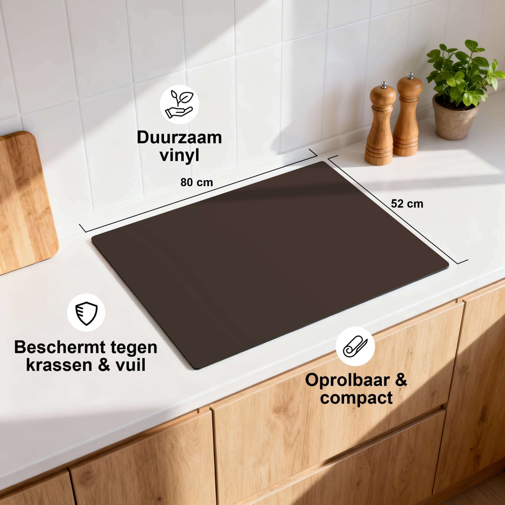 Lucida – Inductie Beschermer in diep chocoladebruin op een keukenblad, duurzaam en stijlvol, 80x52cm.