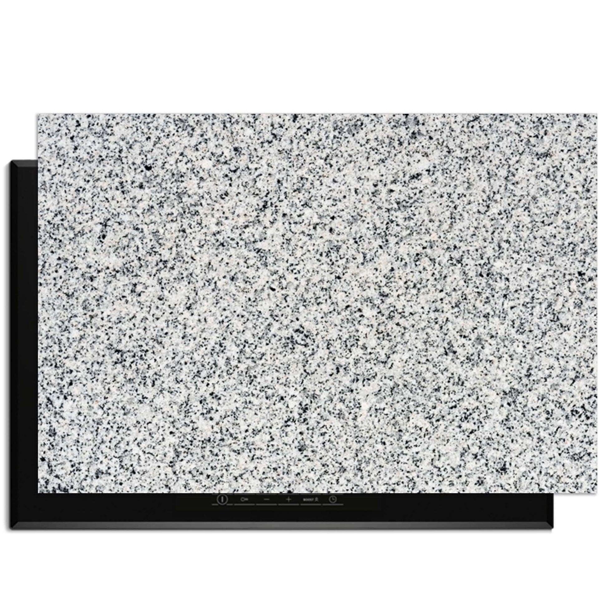 Nordic Mist - Inductie Beschermer met een subtiel graniet patroon in zachte grijstinten op een kookplaat.