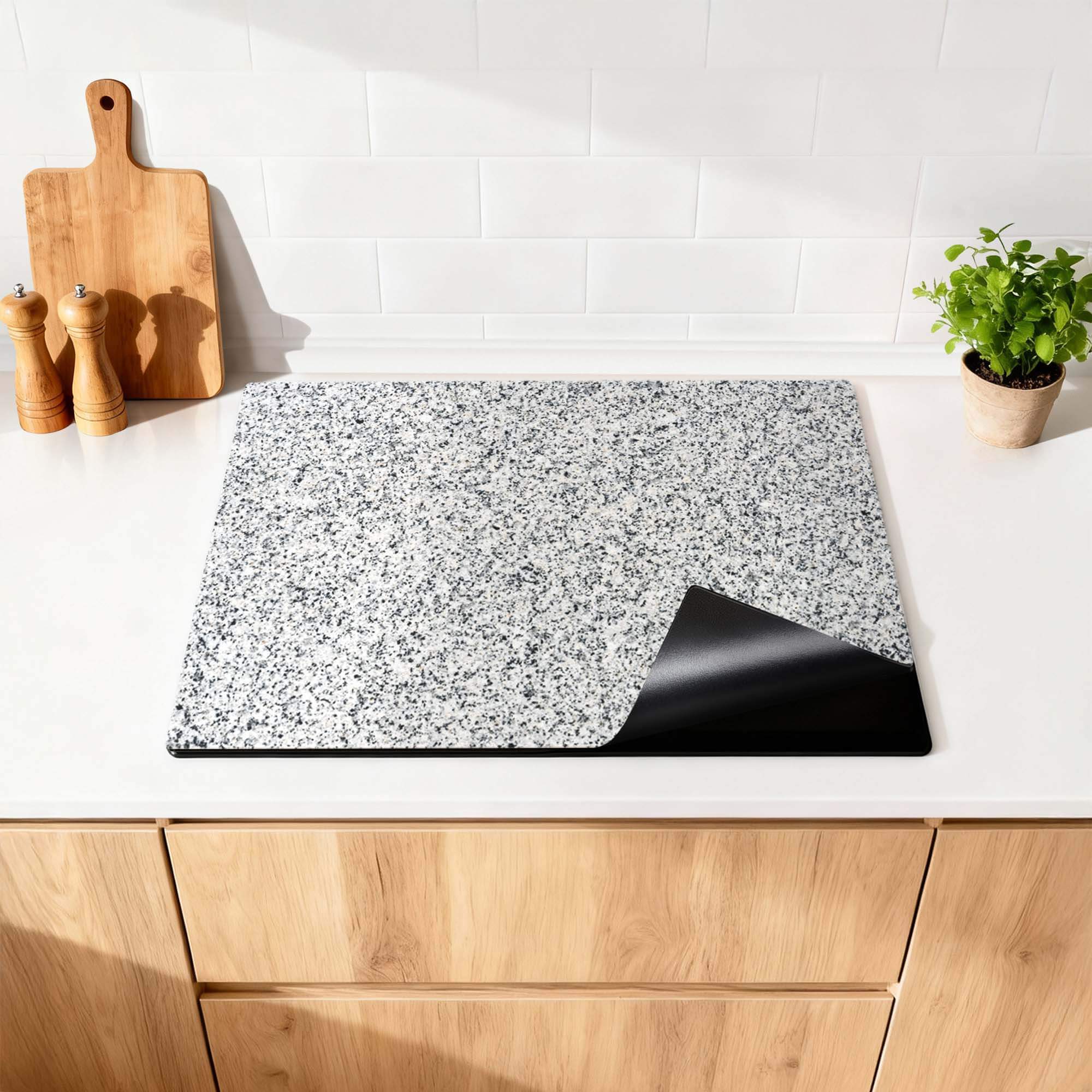Nordic Mist - Inductie Beschermer met subtiele granietmotief in keuken, minimalistische uitstraling en bescherming.