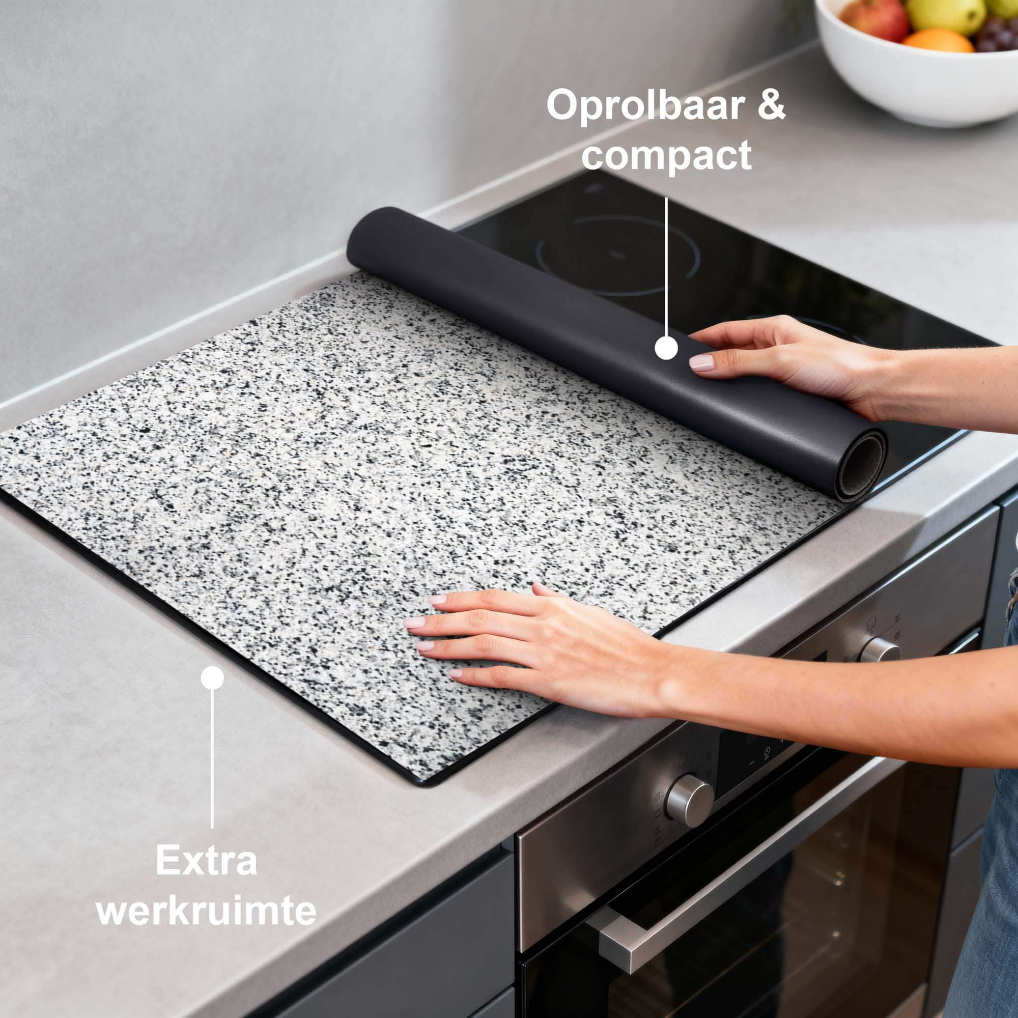 Nordic Mist - Inductie Beschermer op een werkblad met granietmotief en opgerolde rand.