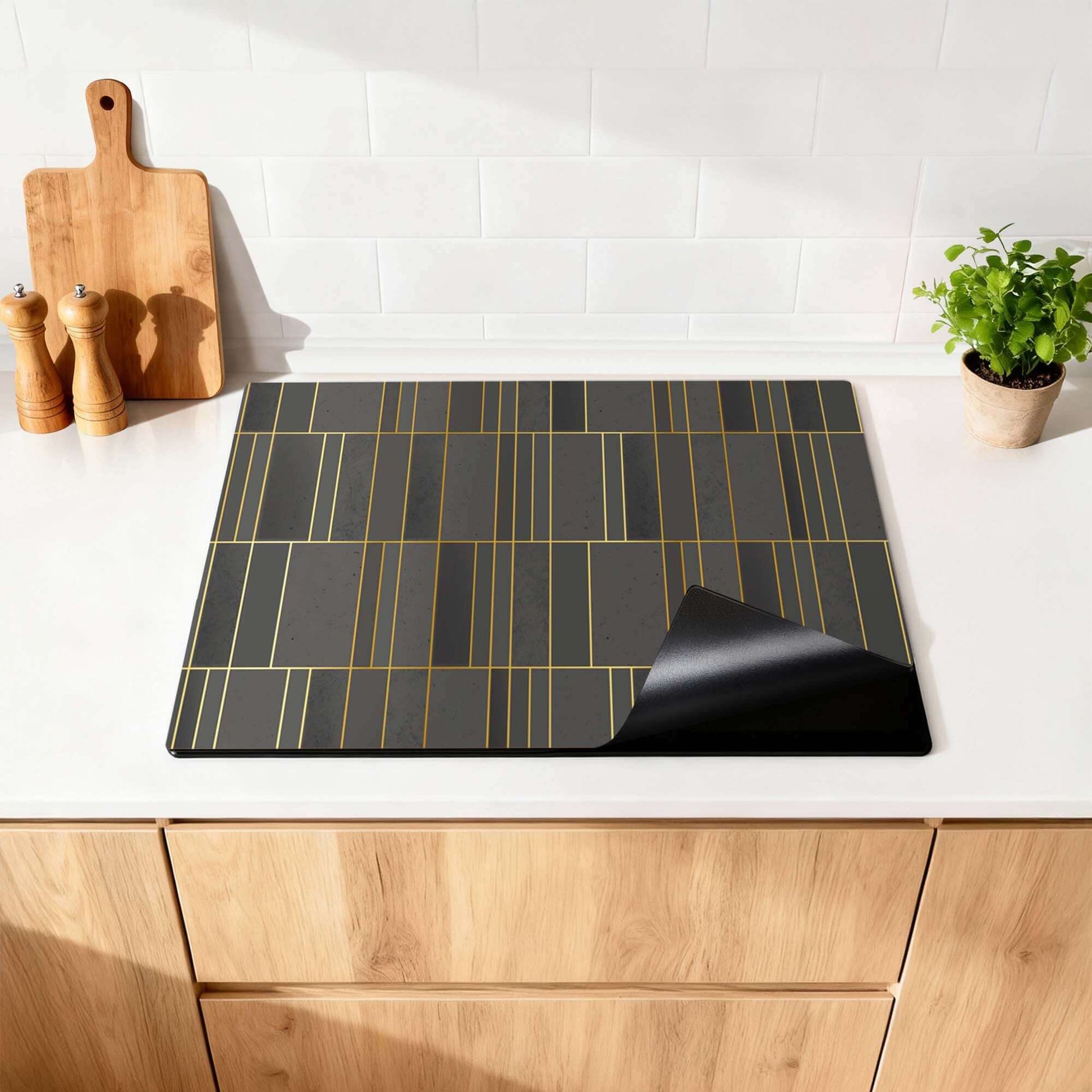 Midnight Grid – Inductie Beschermer op een moderne keukenoppervlakte met geometrisch design.