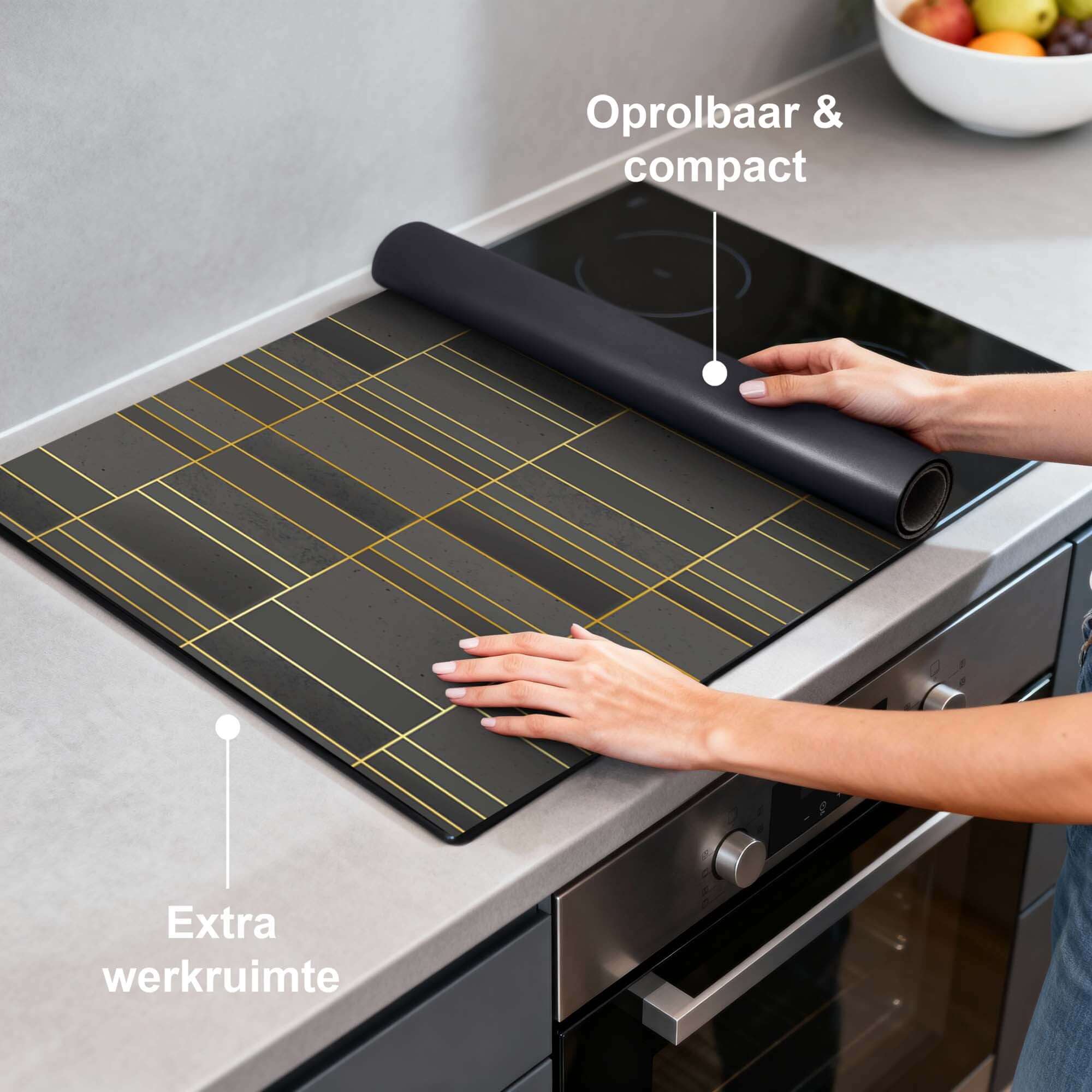 Midnight Grid – Inductie Beschermer op een kookplaat, modern design met geometrische patteren en gouden accenten.