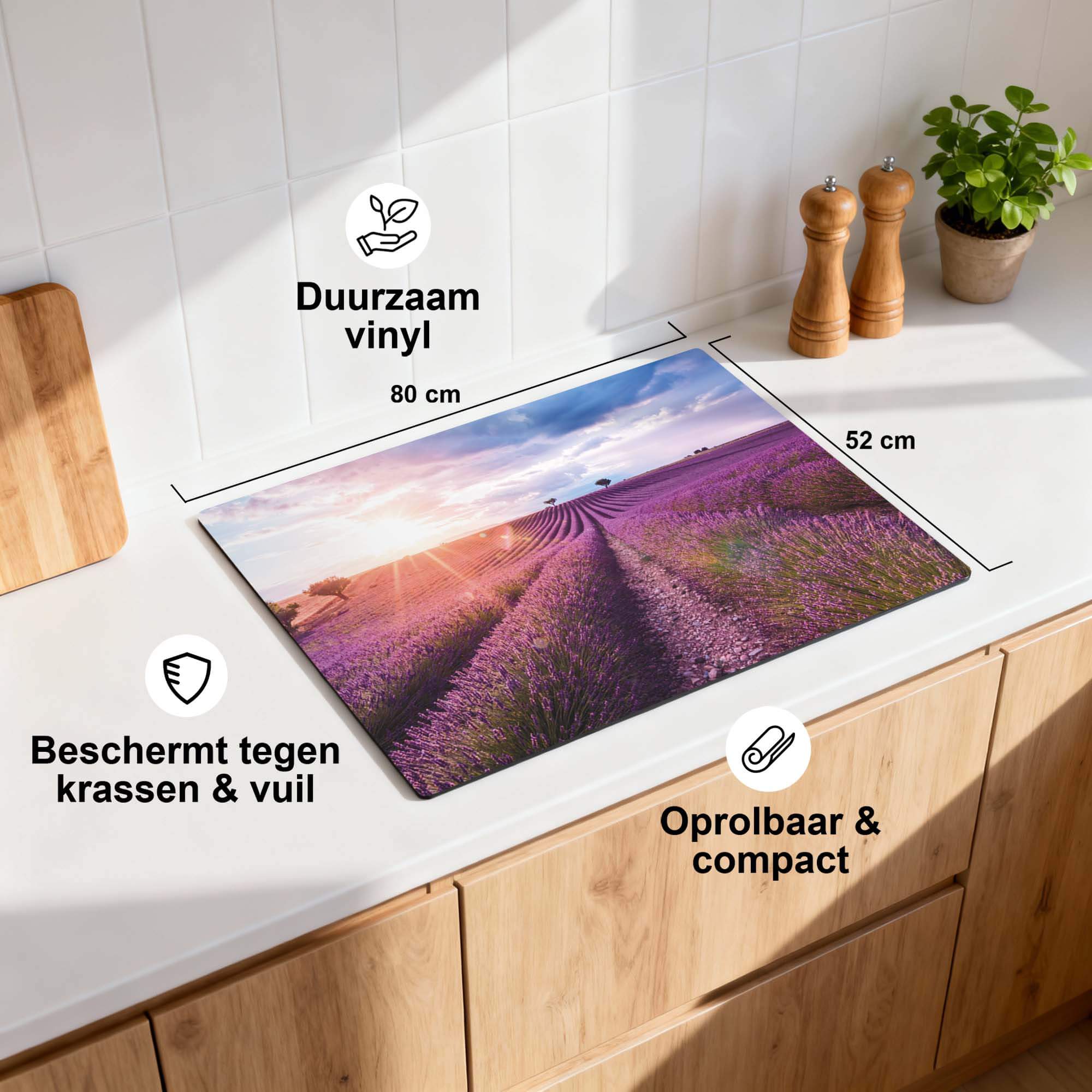 Lavender Horizon – Inductie Beschermer op een keukenoppervlak met lavendelveld afbeelding en productspecificaties.