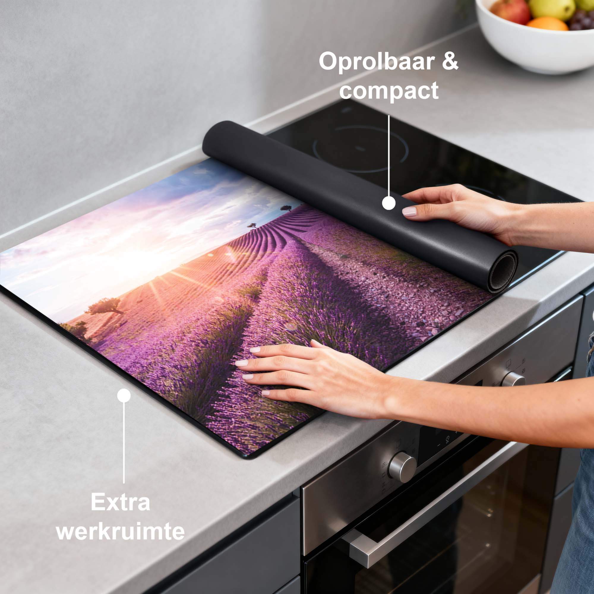 Lavender Horizon – Inductie Beschermer op keukenwerkblad met lavendelveld design, oprolbaar en compact.