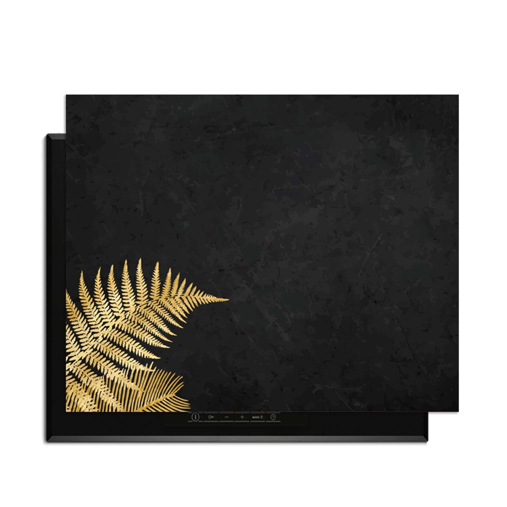 Golden Fern Touch – Inductie Beschermer met gouden varens op zwarte achtergrond voor luxe keuken uitstraling.