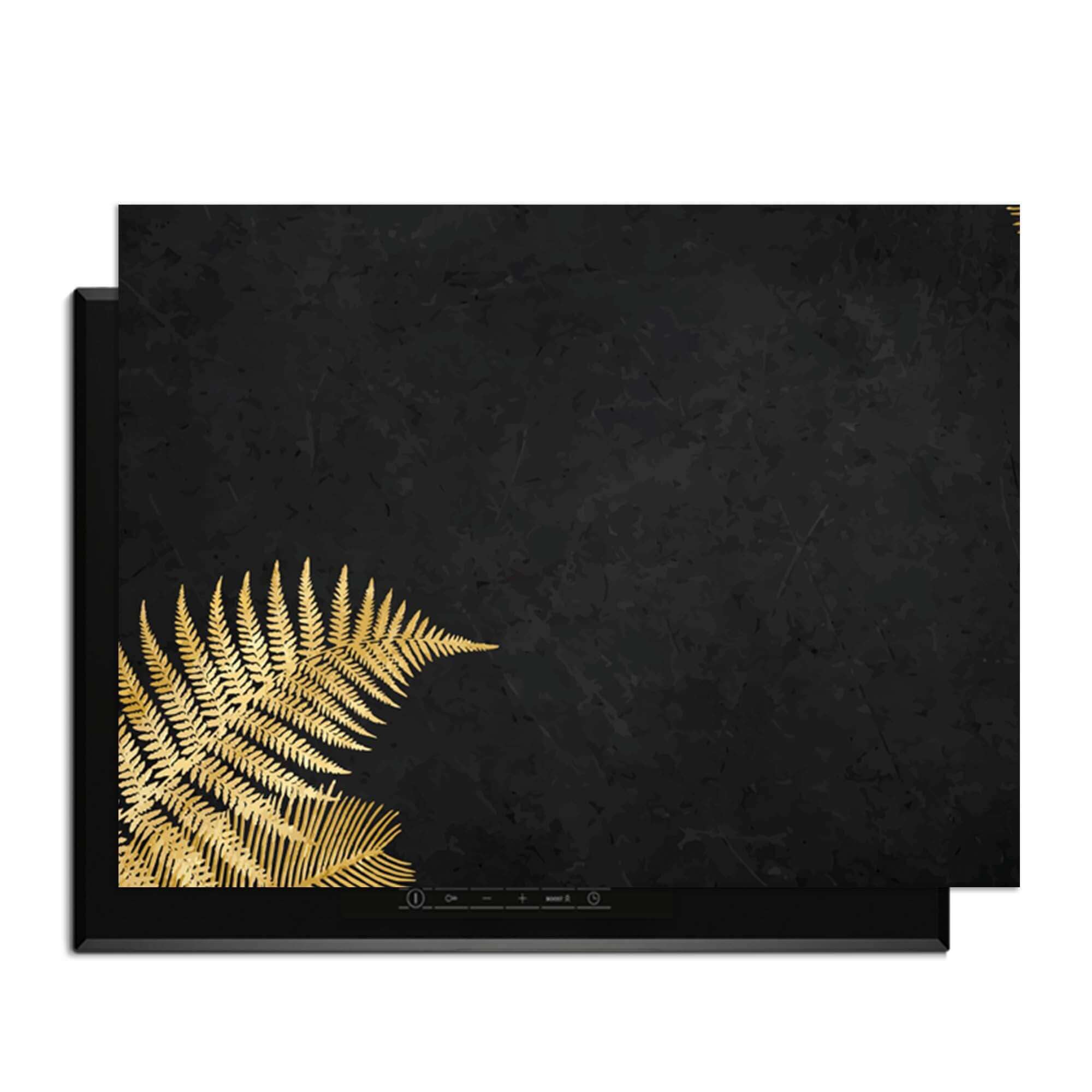 Golden Fern Touch – Inductie Beschermer met gouden varens op zwarte achtergrond.