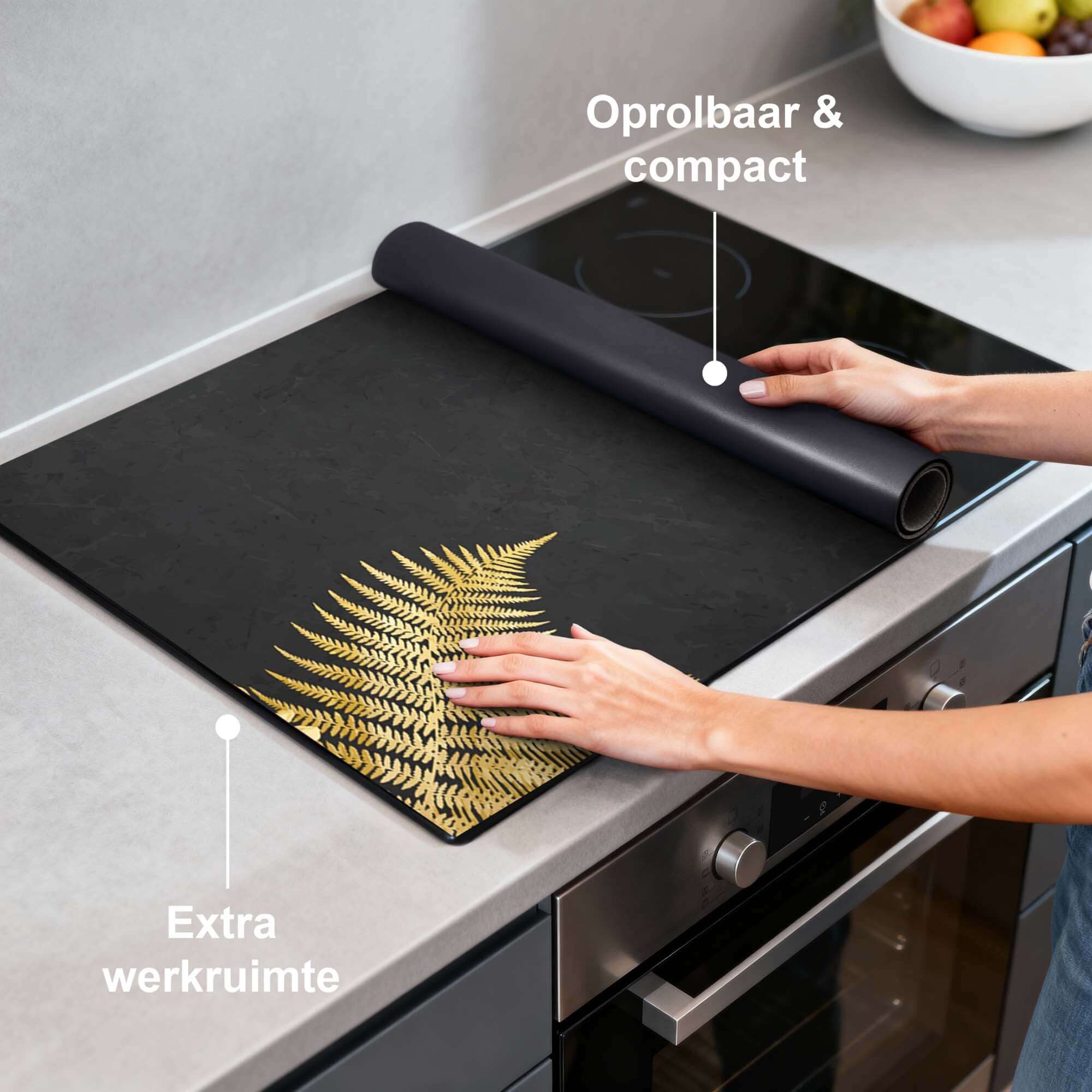 Golden Fern Touch – Inductie Beschermer op de werkplek met oprolbaar design en gouden varens op zwarte achtergrond.