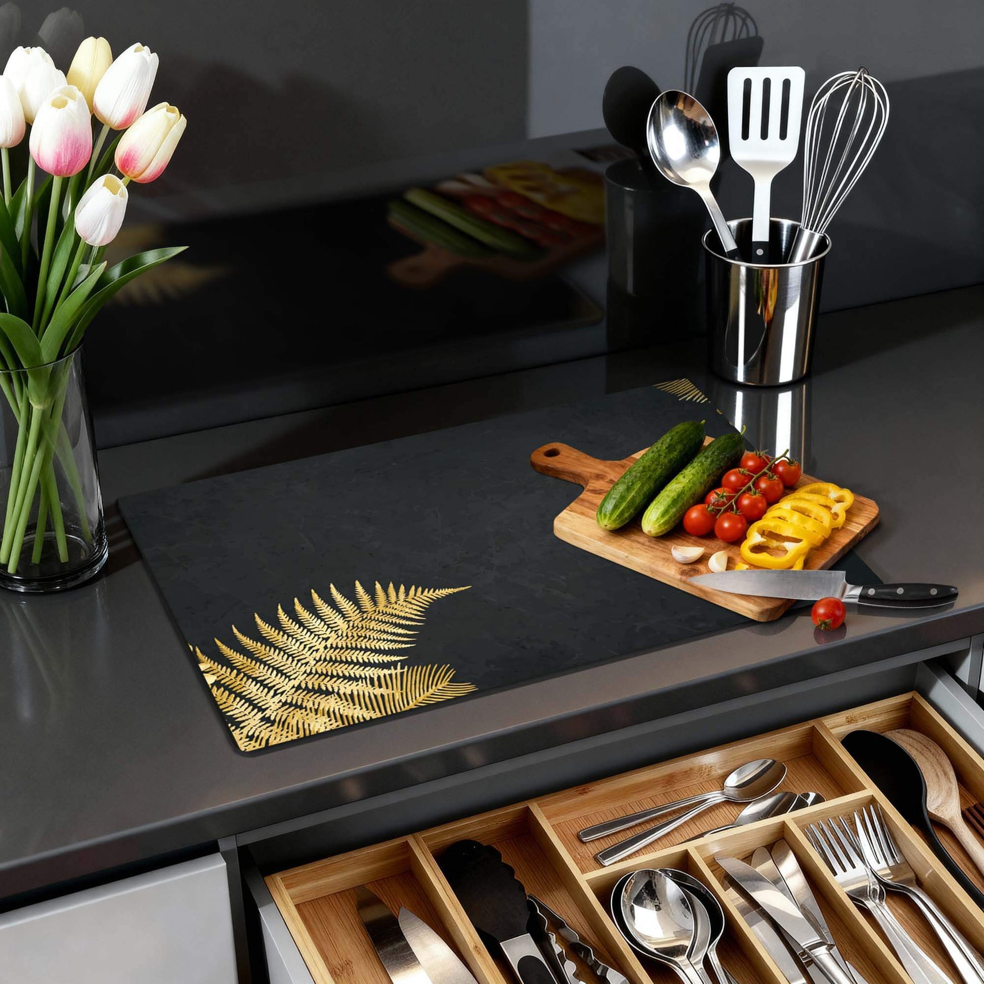 Golden Fern Touch – Inductie Beschermer op een keukenblad met groenten en bloemen.