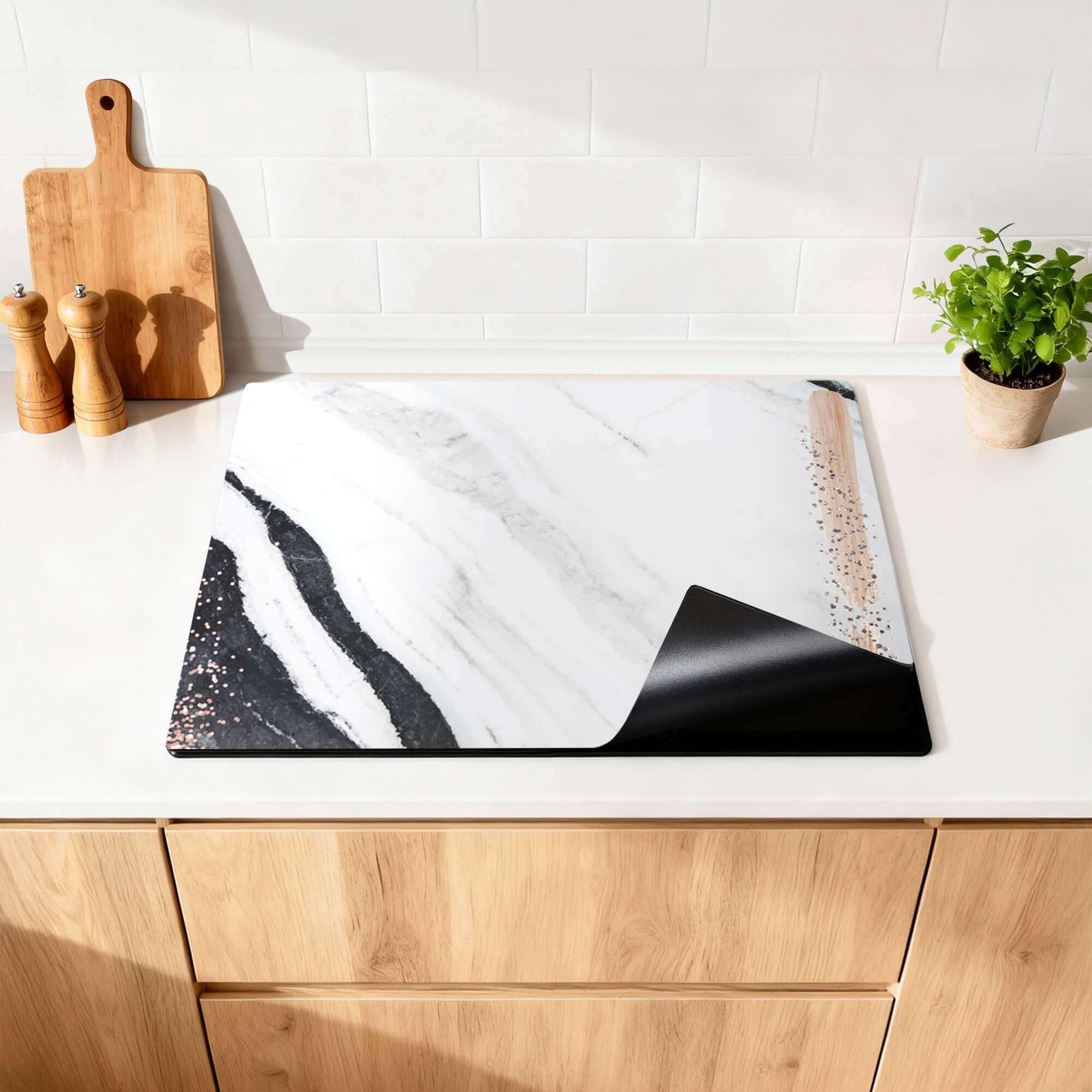 Marble Blush - Inductie Beschermer met luxe marmerlook en blush- en bronsdetails op een keukenblad.