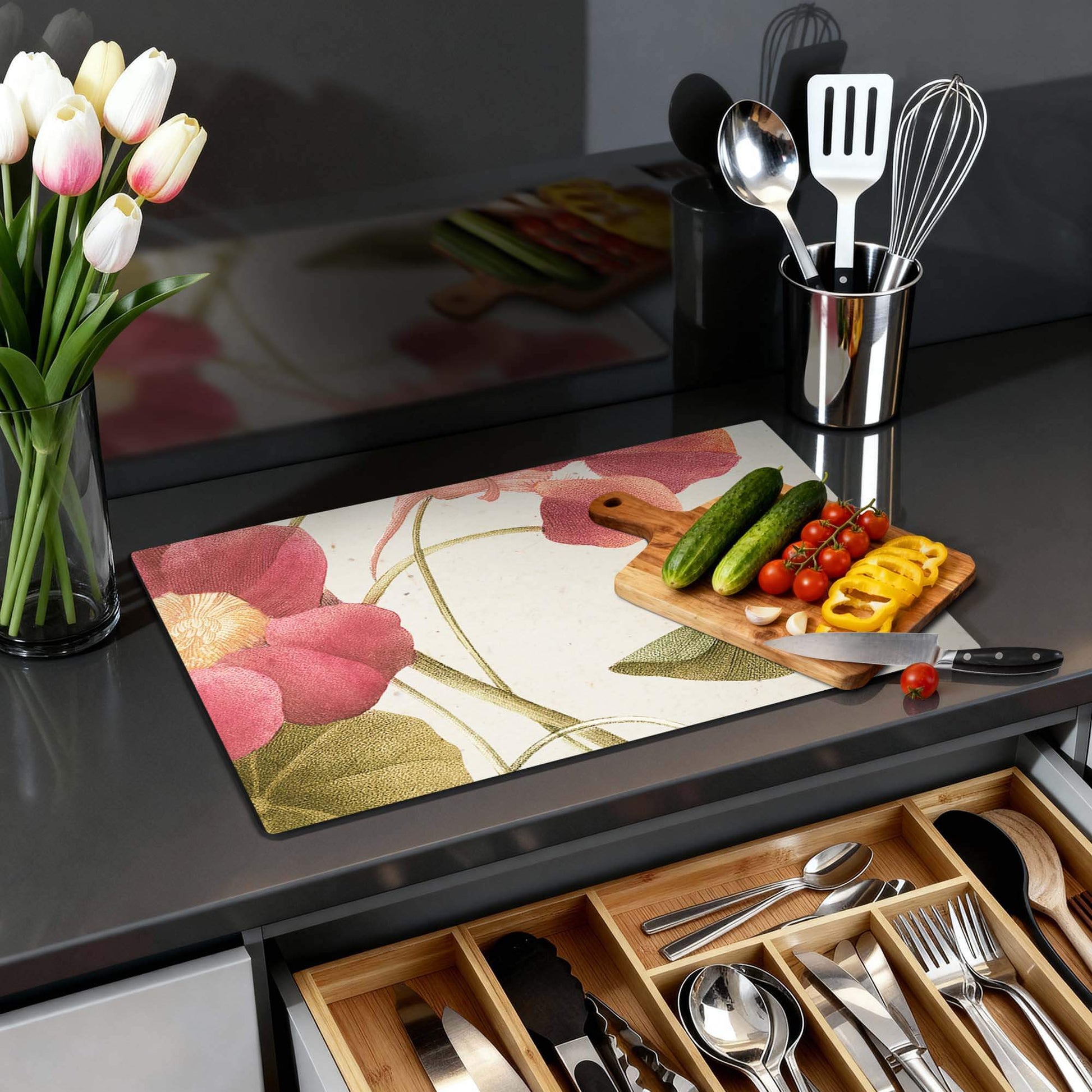 Petal Whisper – Inductie Beschermer op een keuken aanrecht met groenten en bloemen.