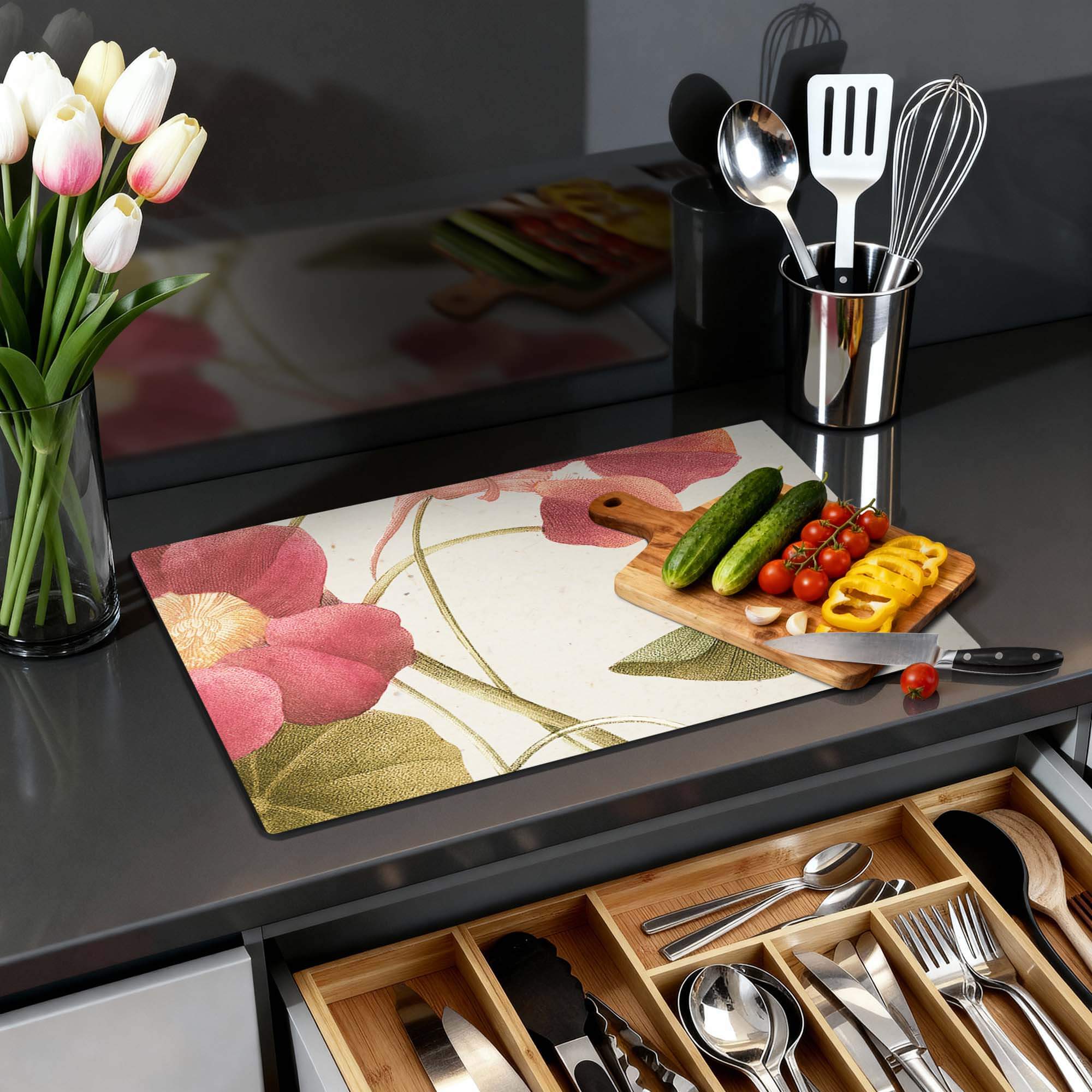 Petal Whisper – Inductie Beschermer op een keuken aanrecht met groenten en bloemen.