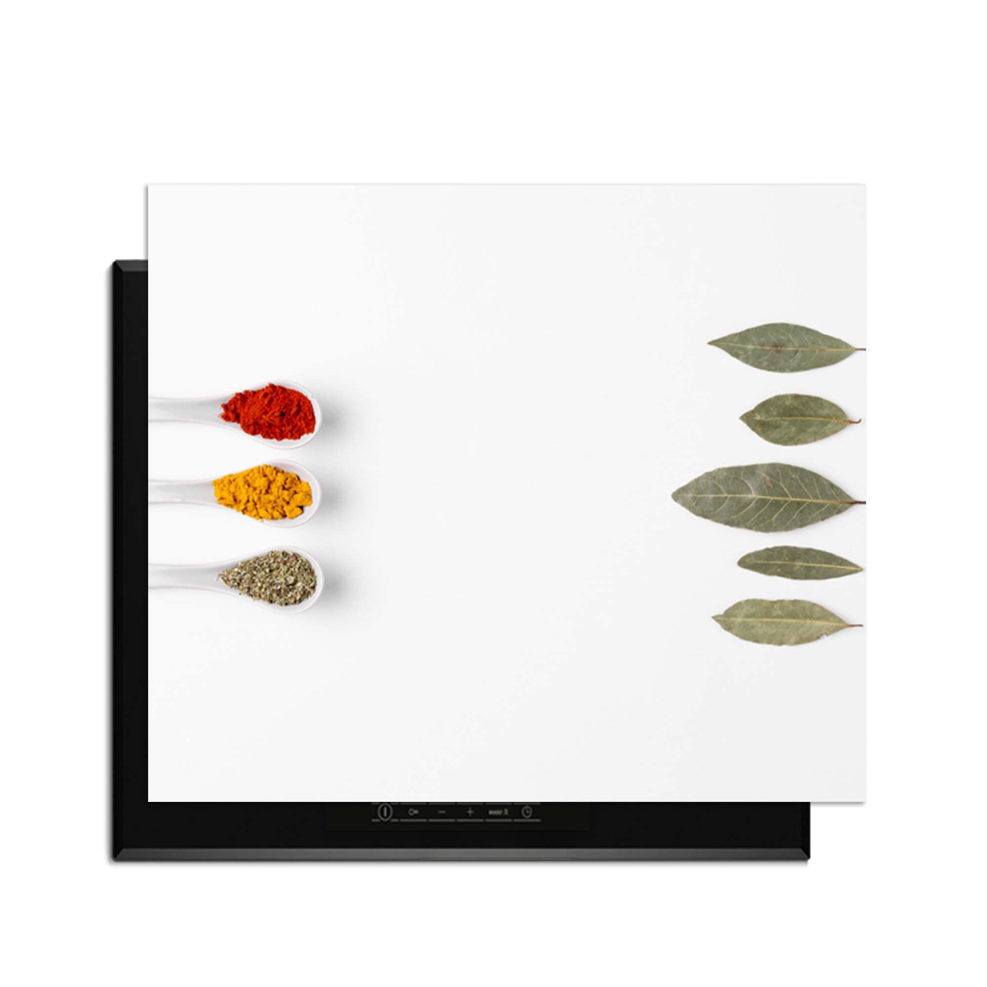 Bay & Blend - Inductie Beschermer met kruiden en specerijen op een moderne inductiekookplaat.