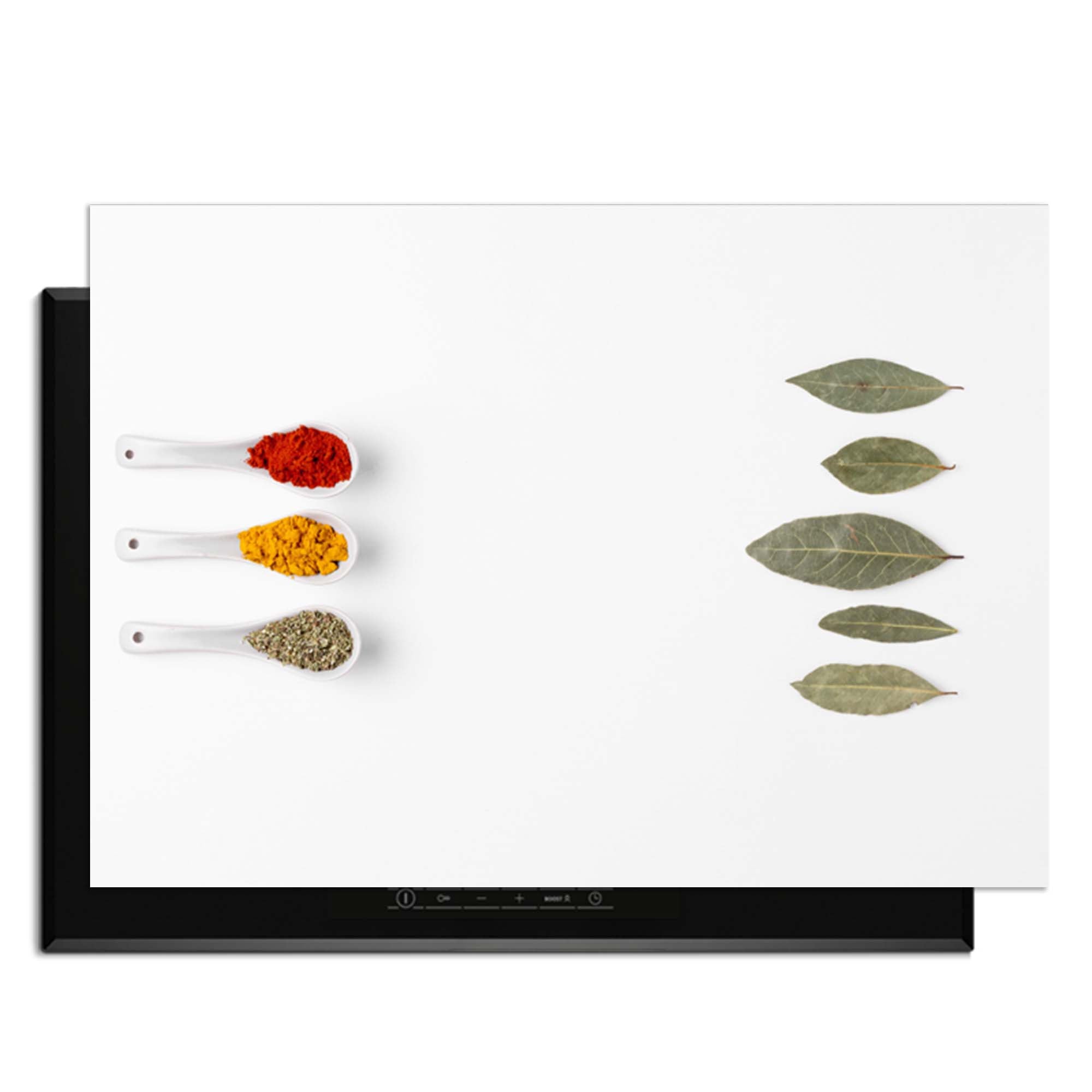 Bay & Blend - Inductie Beschermer met specerijen en laurierbladen op een moderne kookplaat.