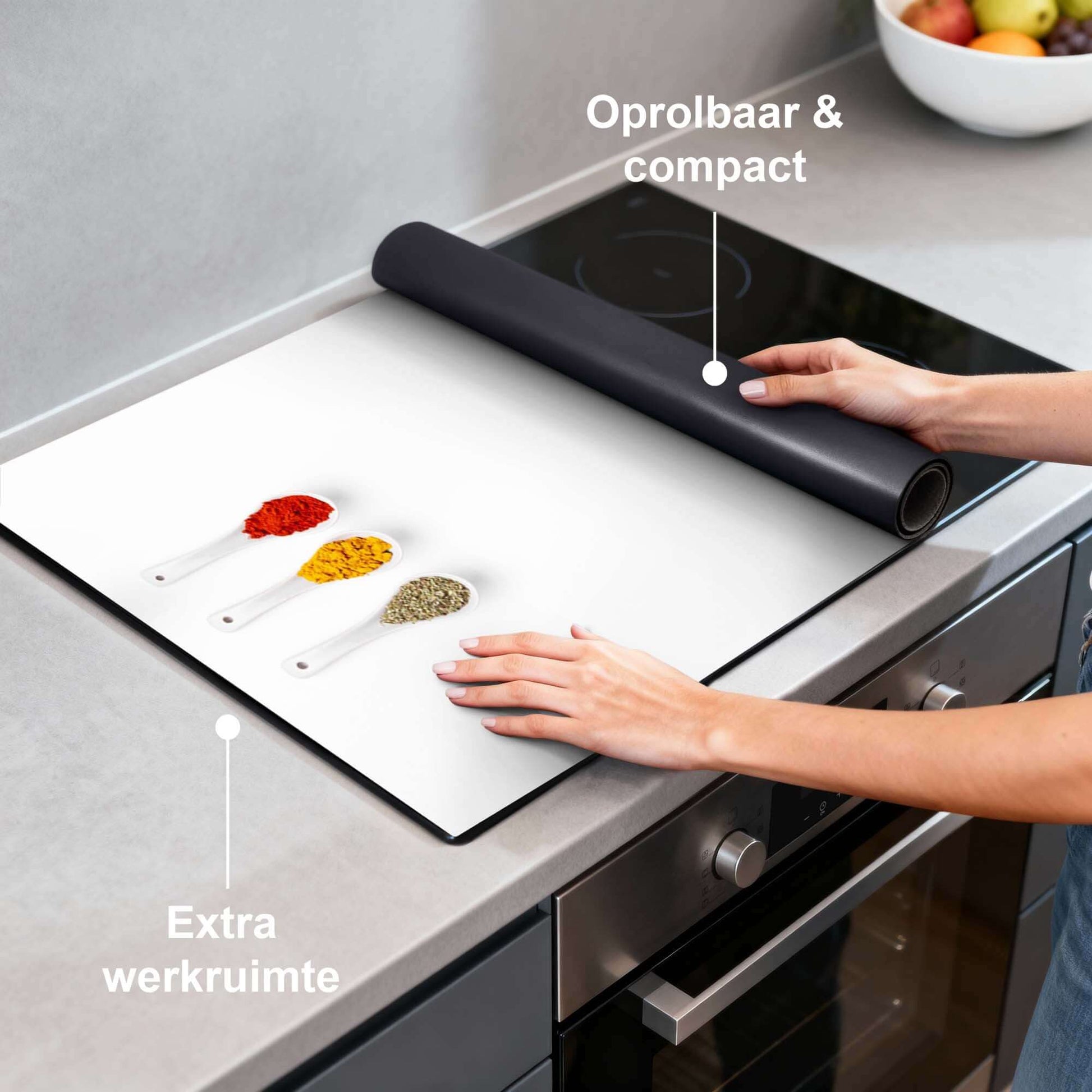 Bay & Blend - Inductie Beschermer op inductiekookplaat met kruiden en extra werkruimte.