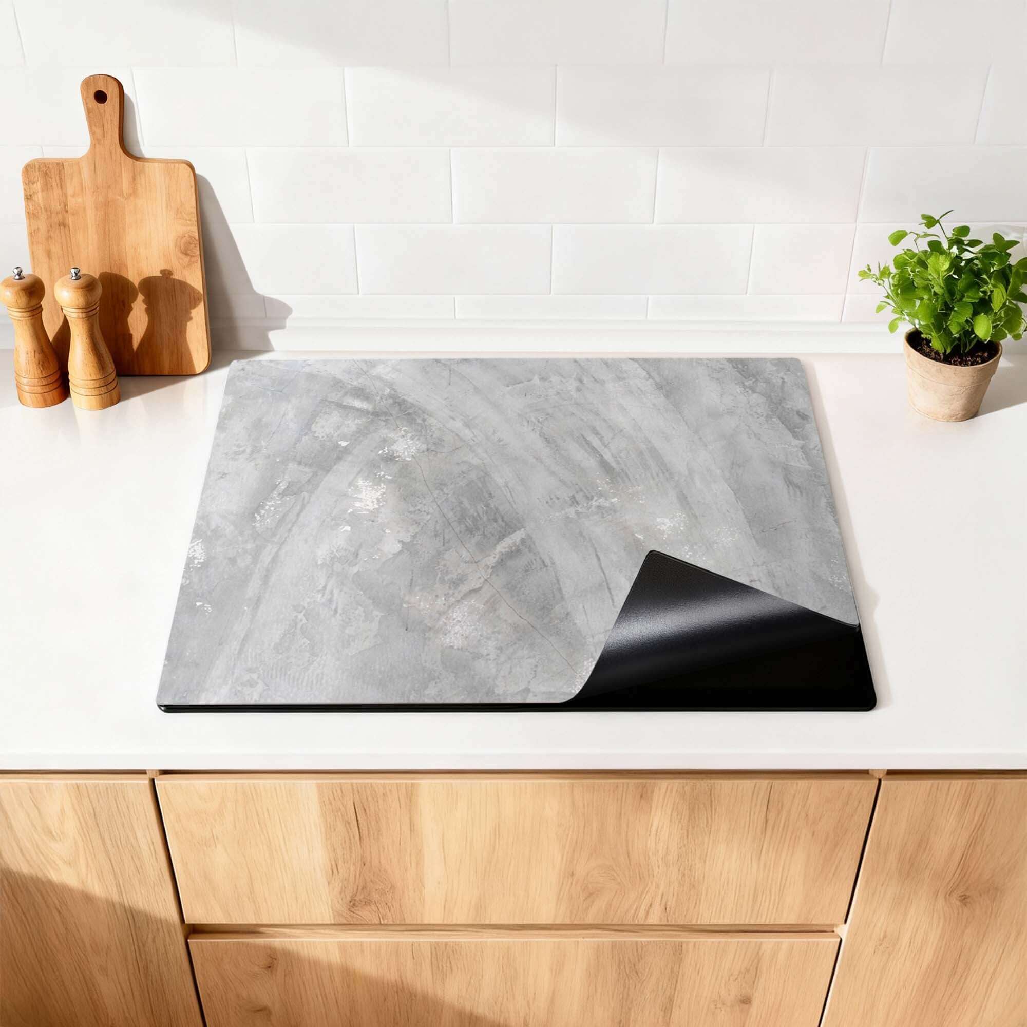 Gedetailleerde hoek van de Concrete Flow inductiebeschermer met antislip-laag.