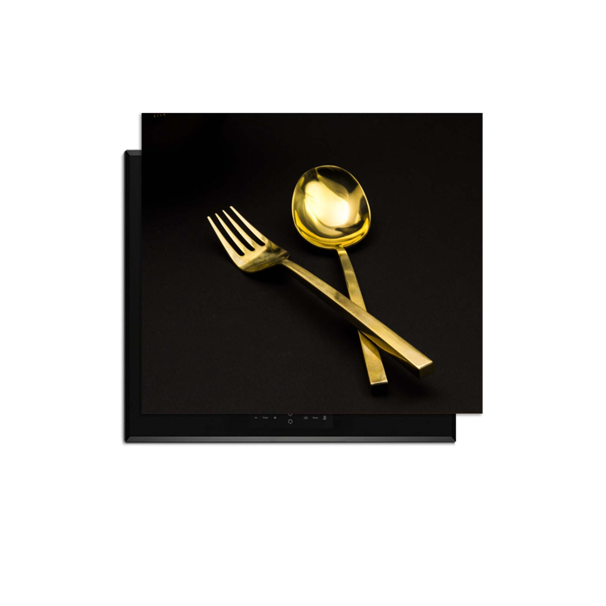 Dining Deluxe - Inductie Beschermer met gouden bestek op zwarte achtergrond voor luxe uitstraling