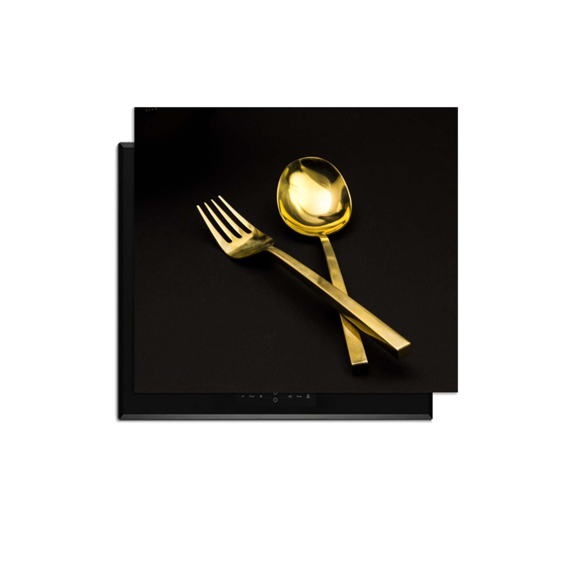 Dining Deluxe - Inductie Beschermer met gouden bestek op zwarte achtergrond voor luxe uitstraling