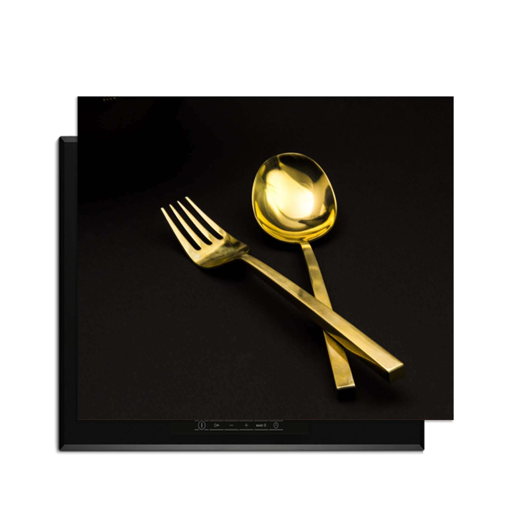 Dining Deluxe - Inductie Beschermer met gouden bestek op een zwarte achtergrond