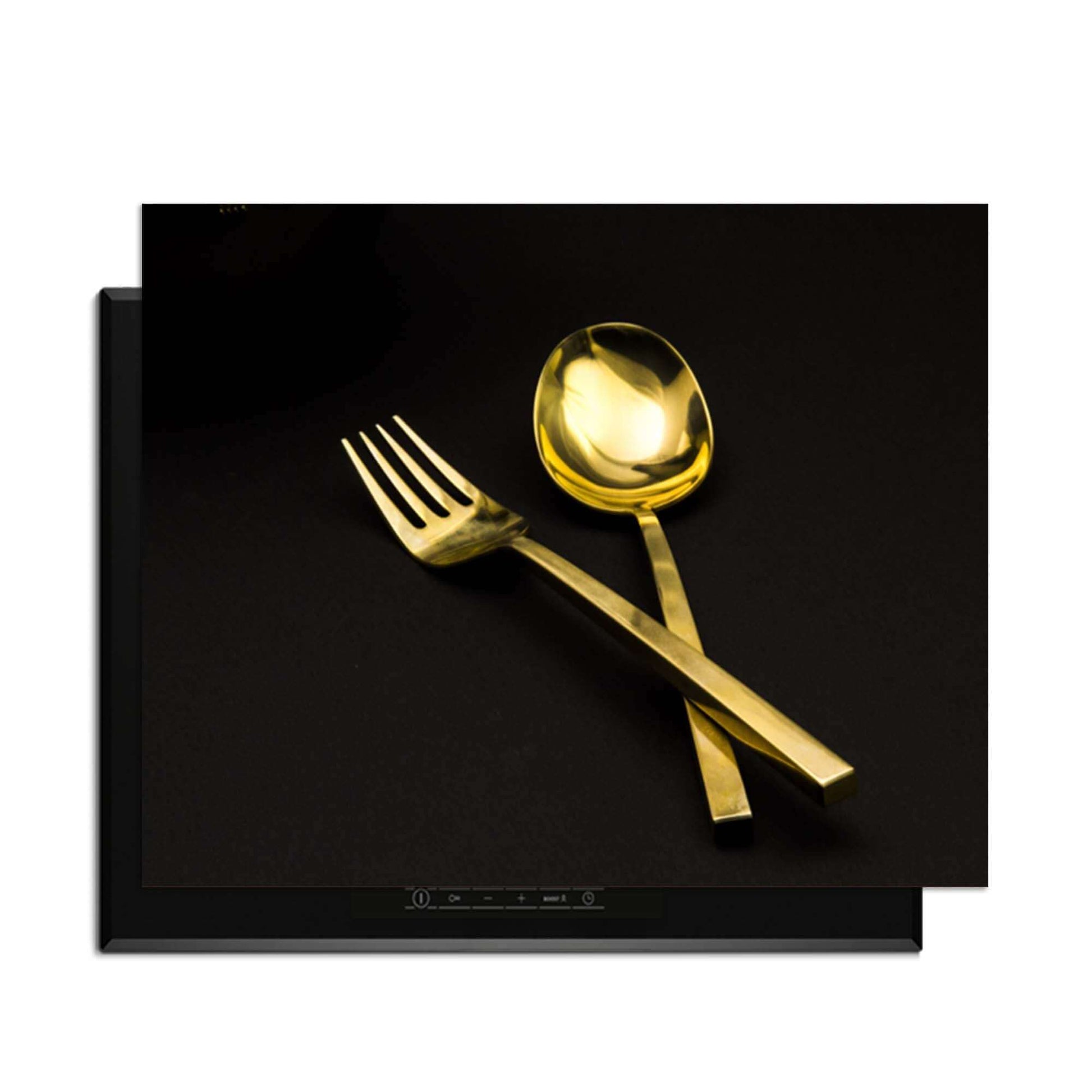 Dining Deluxe - Inductie Beschermer met gouden bestek op zwarte achtergrond