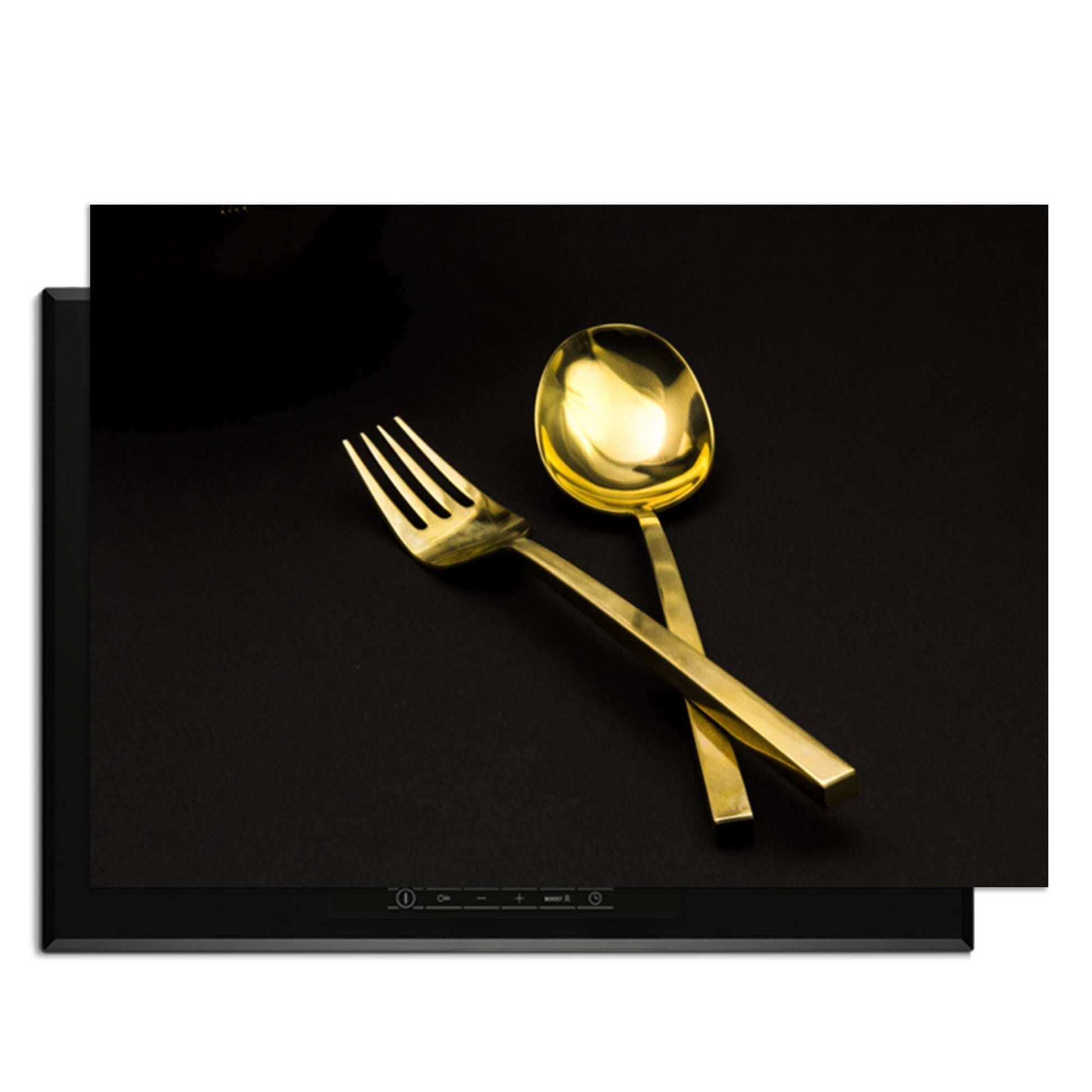 Dining Deluxe - Inductie Beschermer met gouden bestek op een zwarte achtergrond.