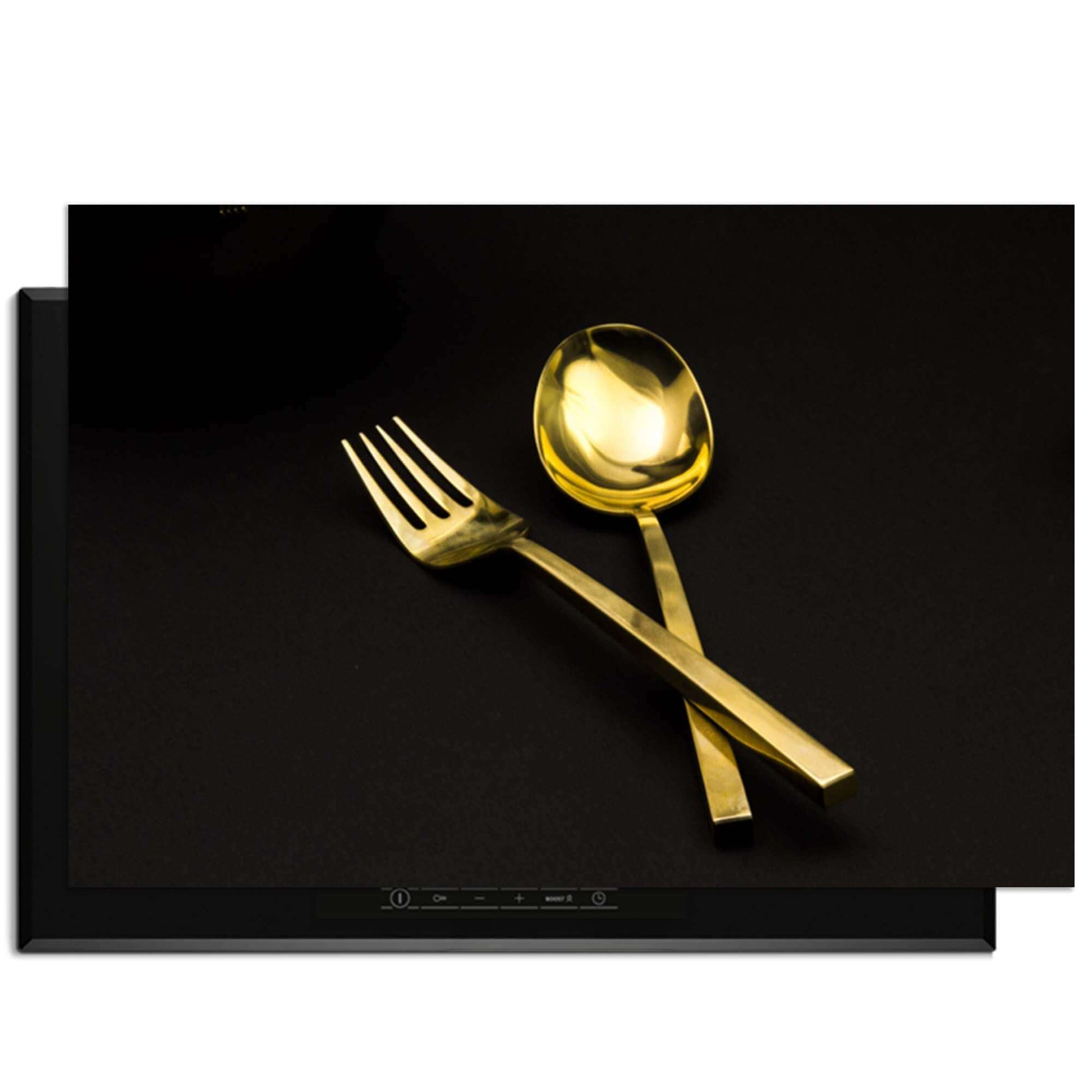 Dining Deluxe - Inductie Beschermer met gouden bestek op een zwarte achtergrond.