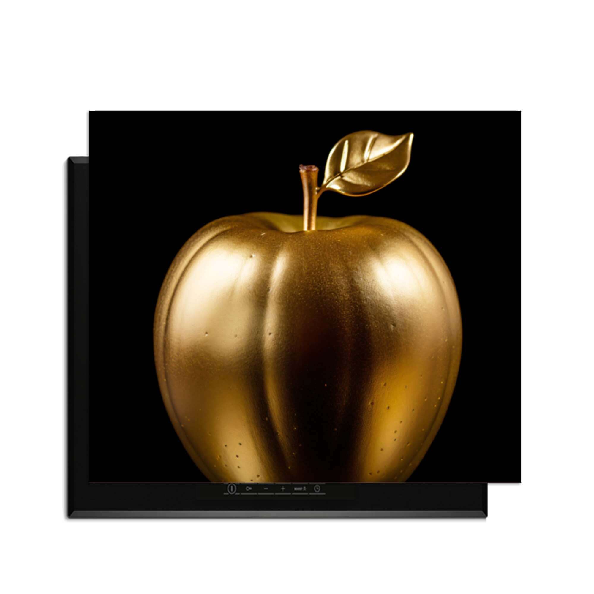 Gouden appel kunstwerk met glanzende afwerking op zwarte achtergrond.