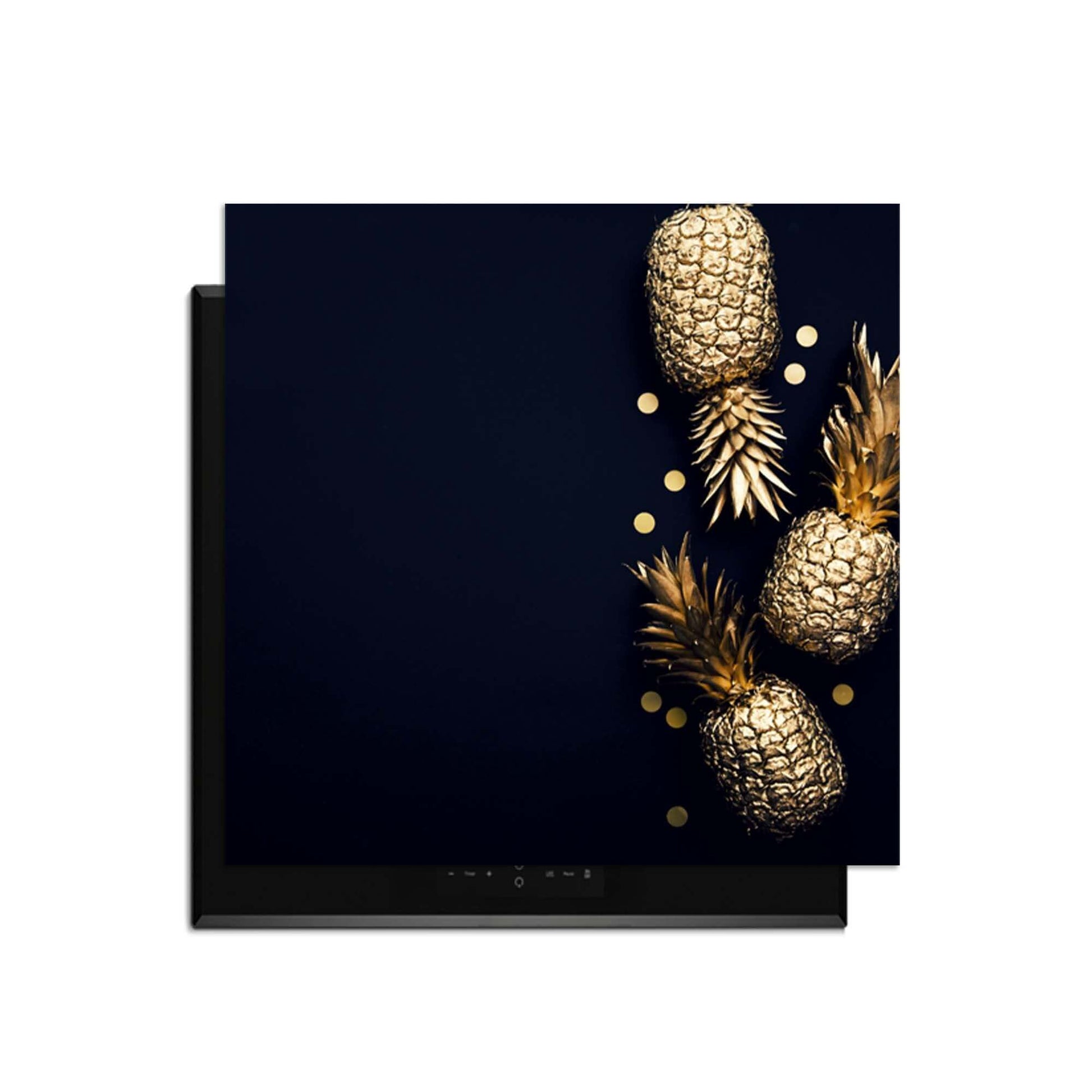 Royal Tropic - Inductie Beschermer met gouden ananas en zwarte achtergrond, ideaal voor keukenbescherming.