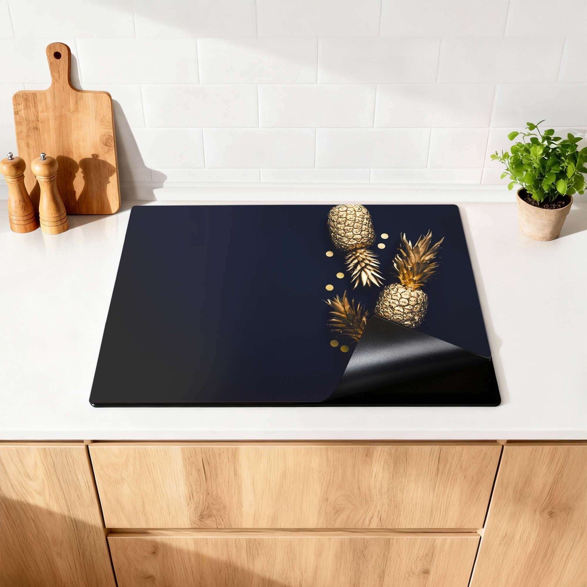 Royal Tropic - Inductie Beschermer met aantrekkelijk ananasdesign op een moderne keukenblad.