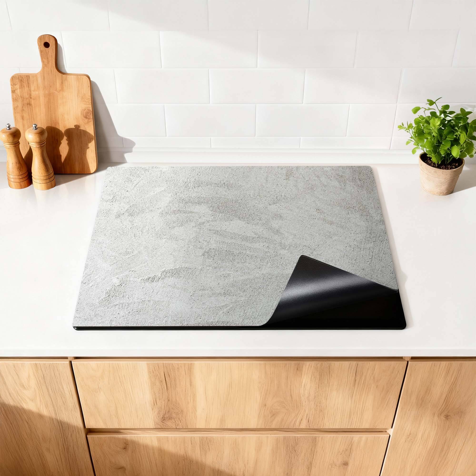 Detail van opgerolde inductiebeschermer met betontextuur