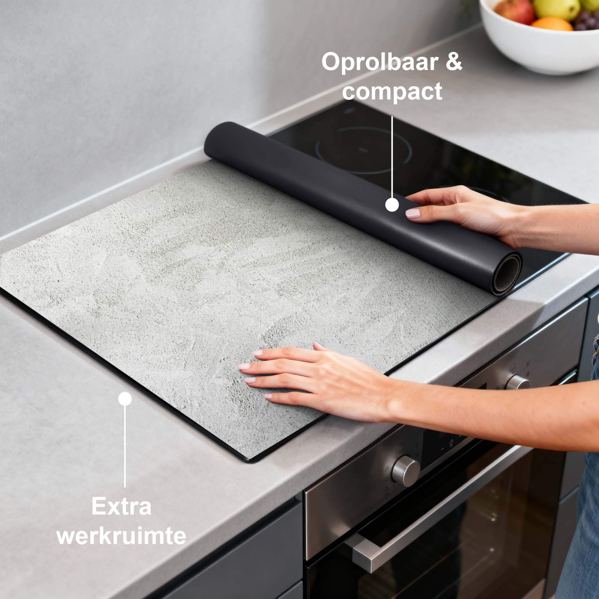 Soft Concrete Finish – Inductie Beschermer op een kookoppervlak, opgerold voor extra werkruimte.
