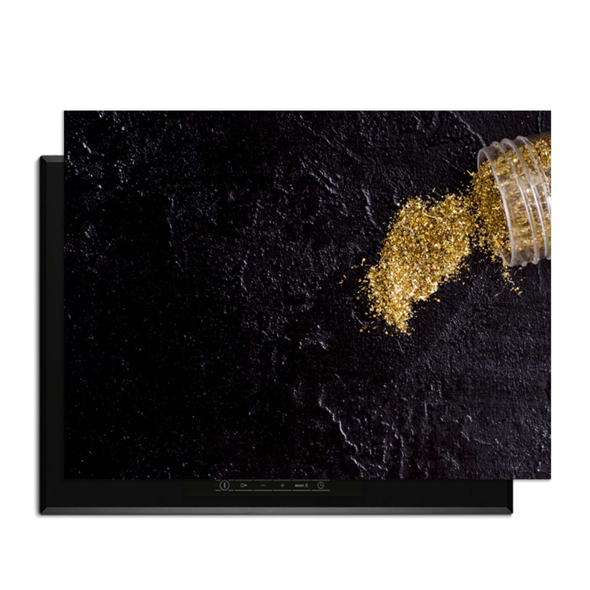 Spilled Gold - Inductie Beschermer op een moderne inductiekookplaat met gouden glitters.