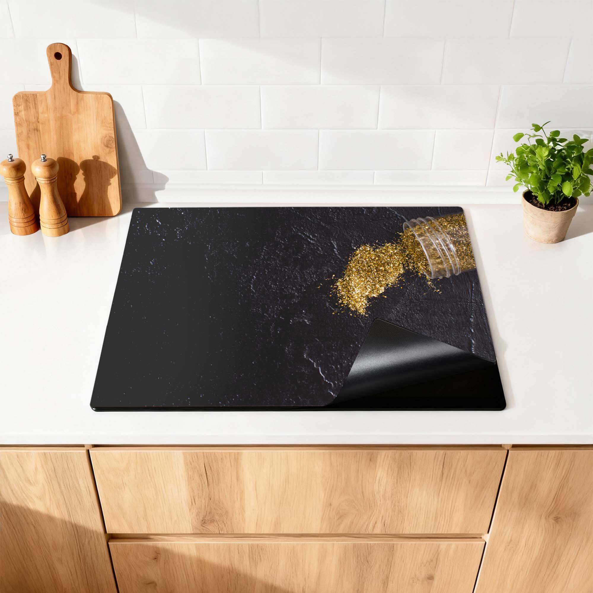 Spilled Gold - Inductie Beschermer op een moderne keuken, biedt bescherming en stijl.