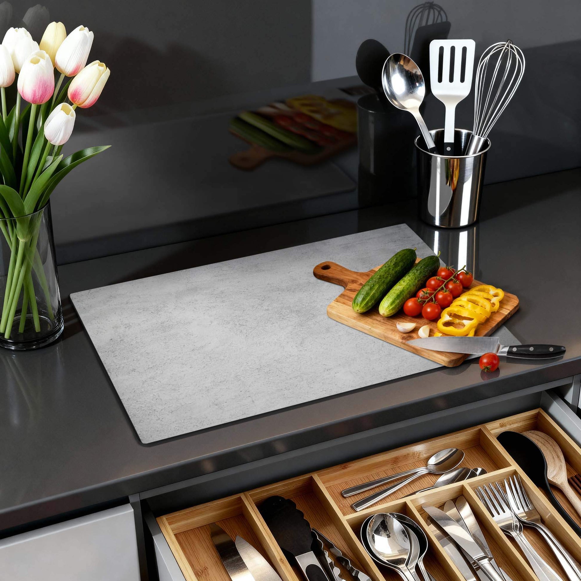 Urban Grey - Inductie Beschermer op een keukentafel met groenten en kookgerei.