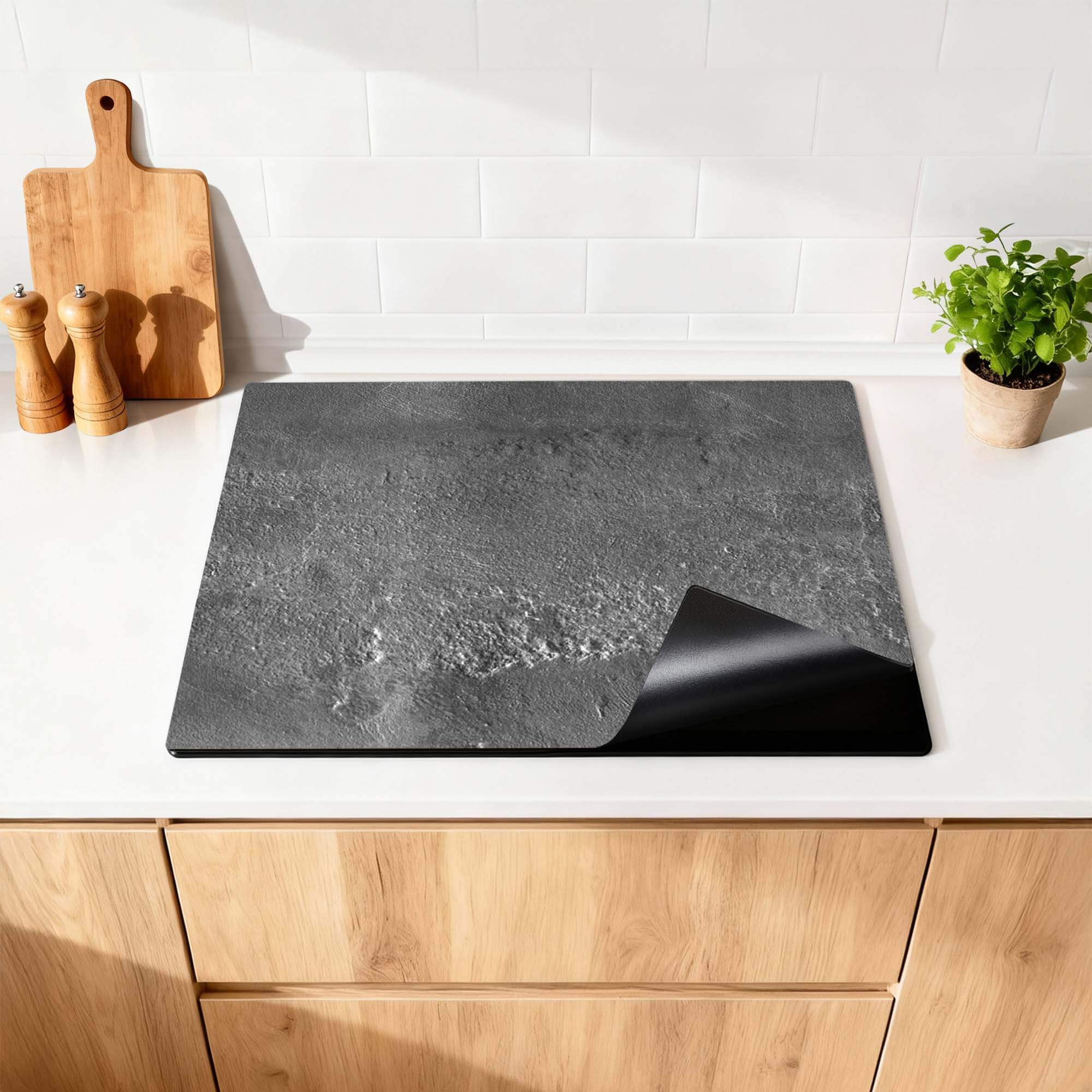 Urban Stone Elegance inductiebeschermer met antisliplaag en opgerolde hoek op het aanrecht