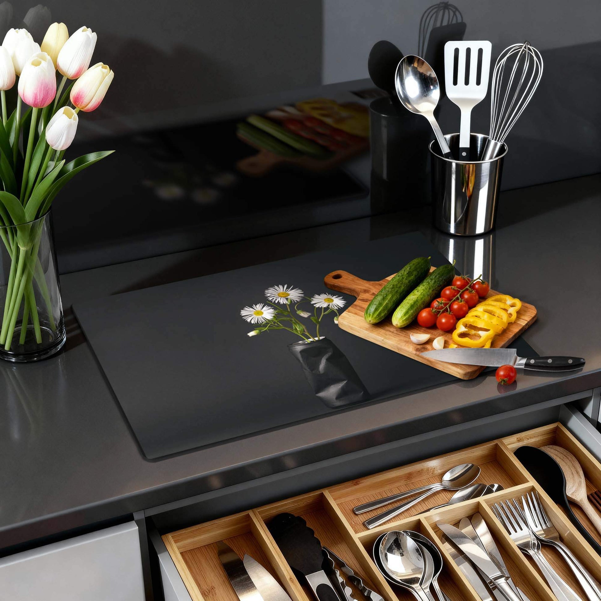 Urban Daisy - Inductie Beschermer op een elegante keuken werkblad met groenten en bloemen.