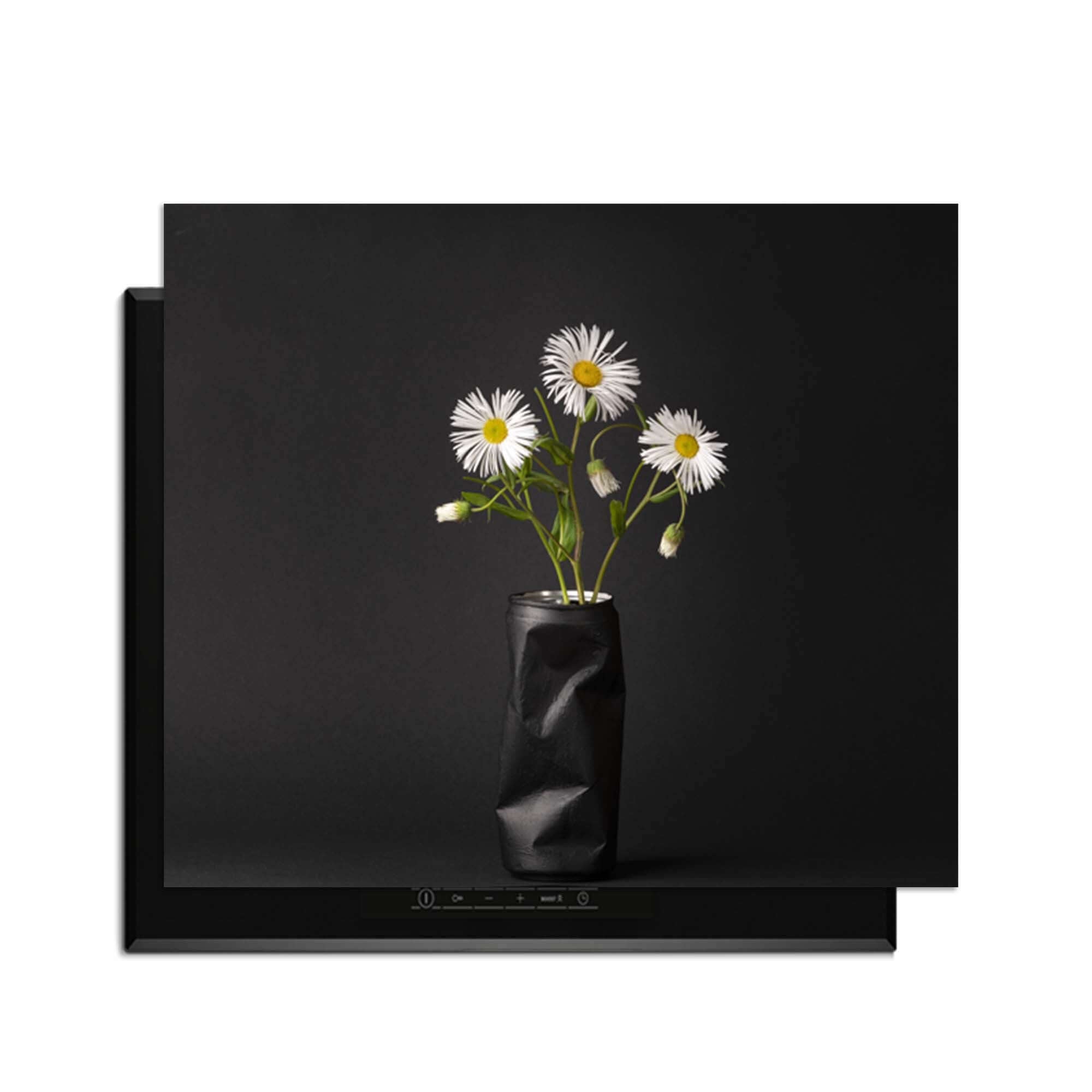 Urban Daisy - Inductie Beschermer met een stijlvolle vaas en bloemen op een inductiekookplaat.