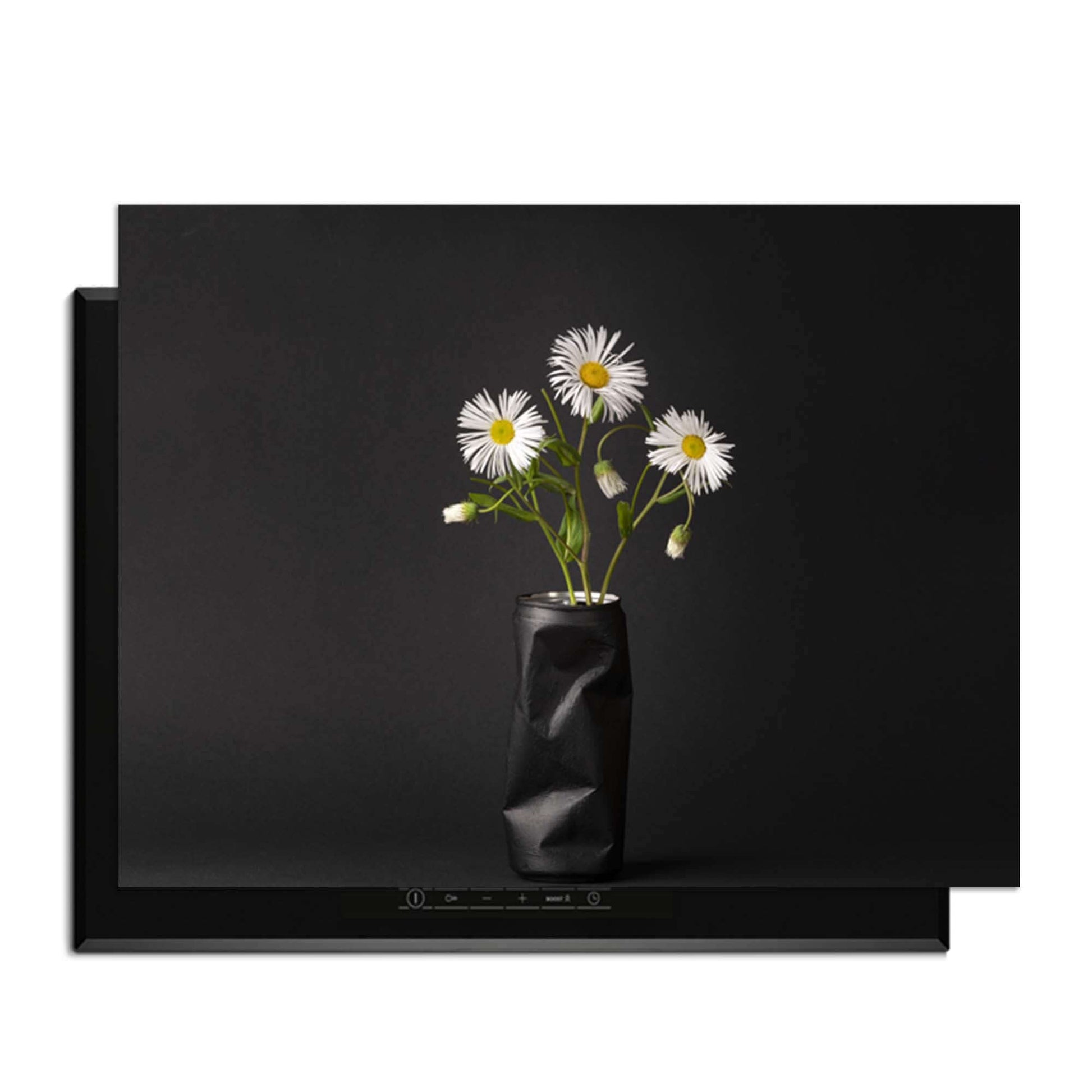 Urban Daisy - Inductie Beschermer met een bloemenvase en bloemen op een zwarte achtergrond.