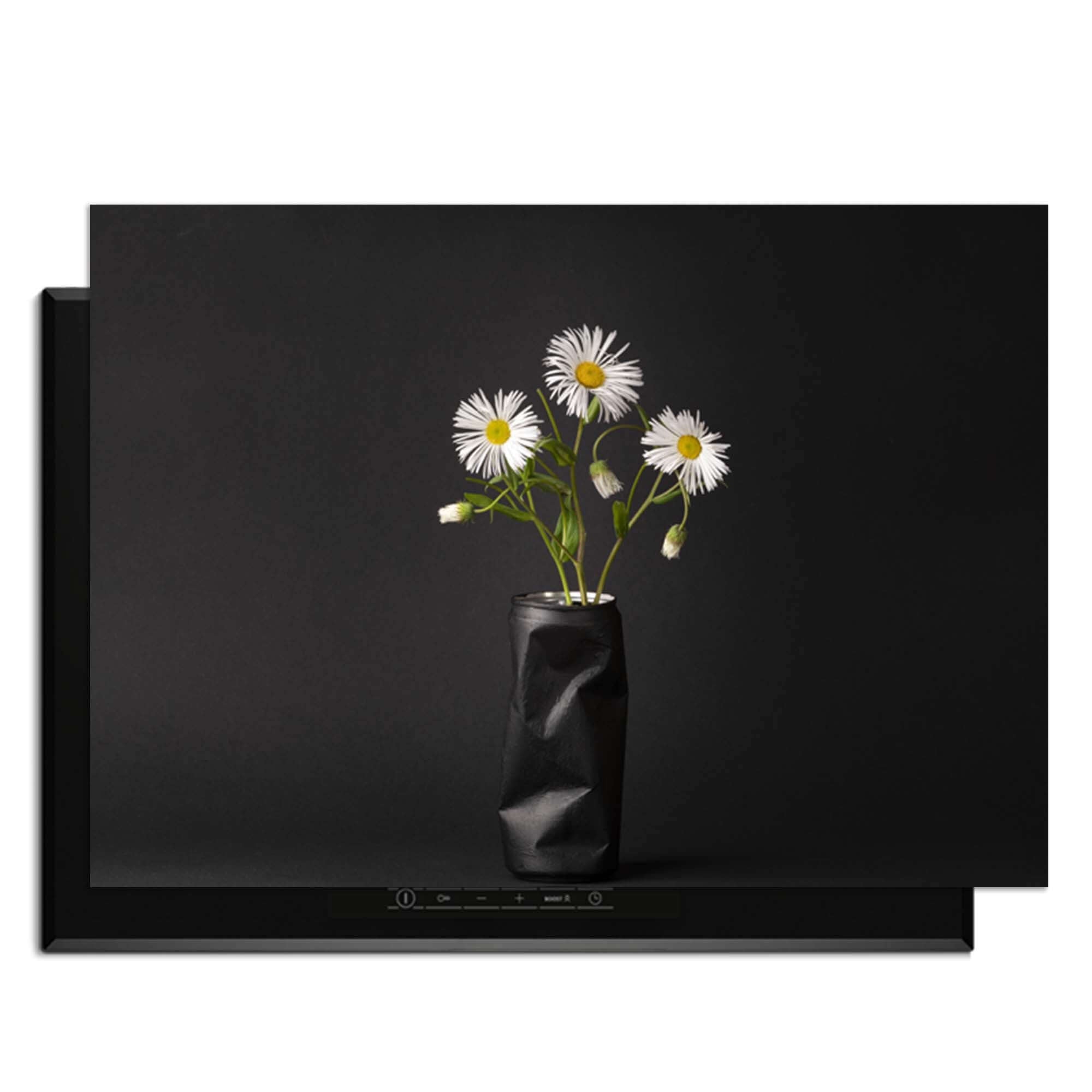 Urban Daisy - Inductie Beschermer met een vaas met bloemen op een zwarte achtergrond.