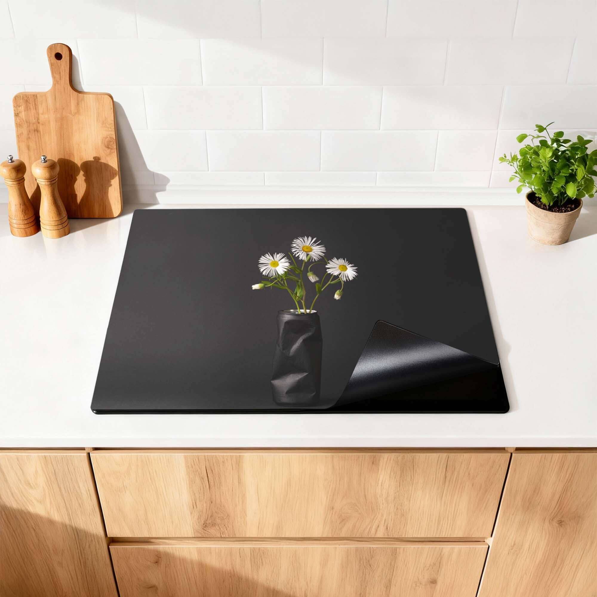 Urban Daisy - Inductie Beschermer op een moderne keukenwerkblad met bloemen in een vaas.