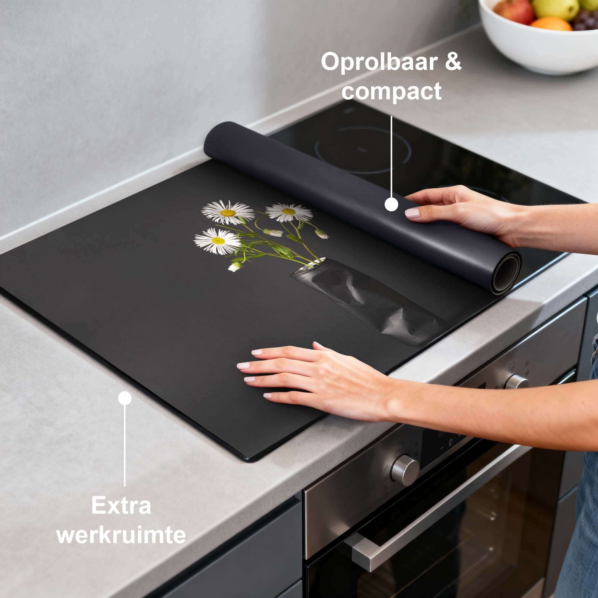 Urban Daisy - Inductie Beschermer op inductiekookplaat, rolt op voor extra werkruimte en stijl.