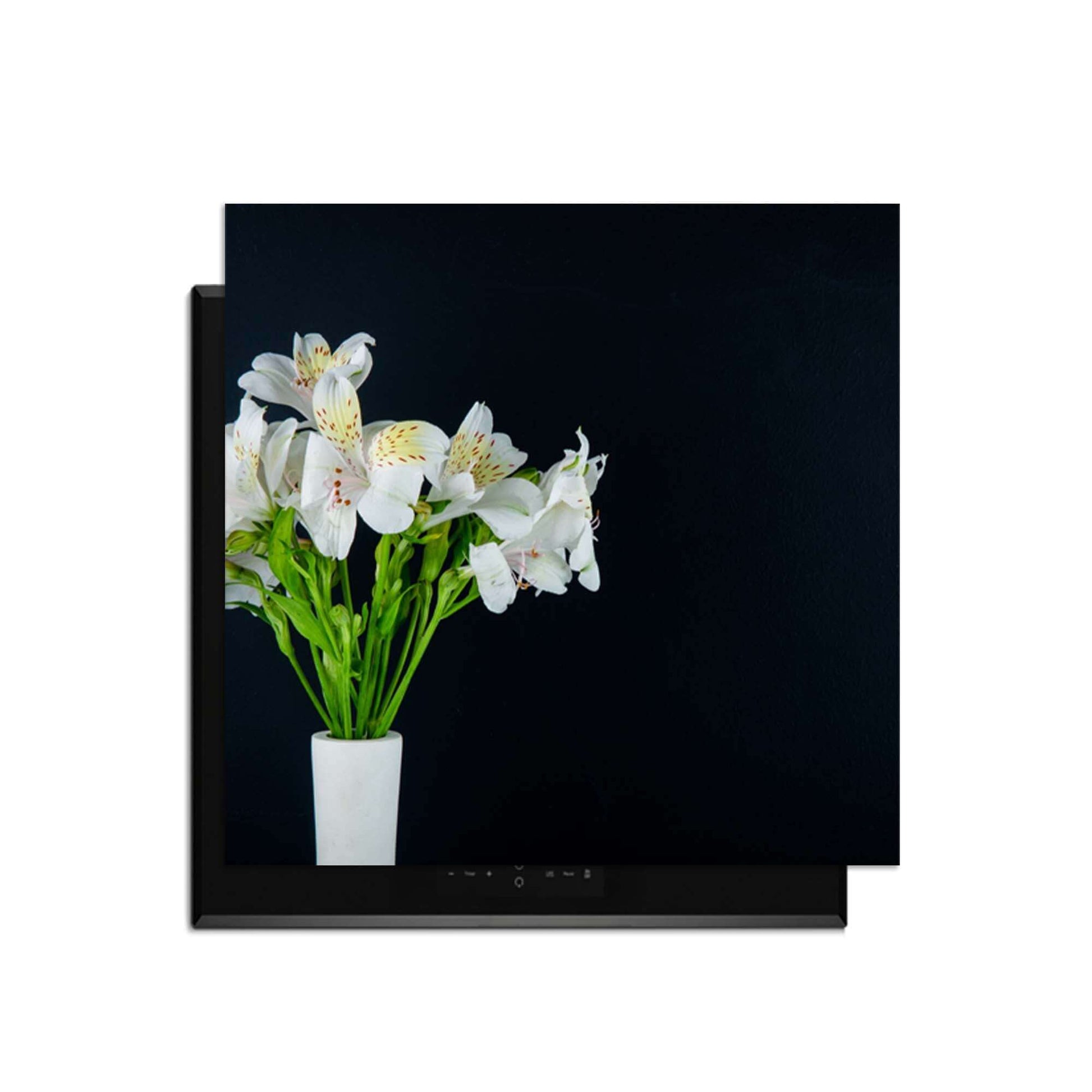 White Whisper - Inductie Beschermer met witte bloemen in een vaas op een zwarte achtergrond.