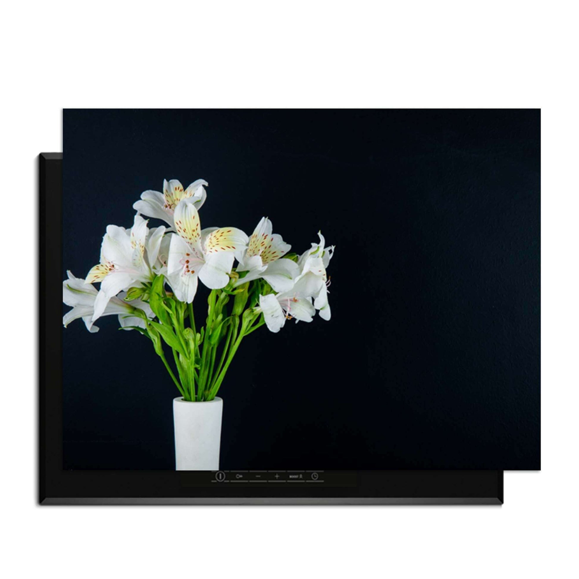 White Whisper - Inductie Beschermer met witte bloemen in een strakke vaas op een donkere achtergrond.